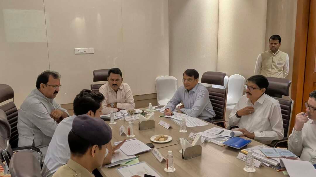 जल संसाधन मंत्री तुलसीराम सिलावट ने केन-बेतवा लिंक परियोजना अंतर्गत समीक्षा बैठक की
मंत्री ने अधिकारियों से कहा समन्वय और सामंजस्य से परियोजना के कार्य को पूरा करें
छतरपुर मध्य प्रदेश शासन के जल संसाधन मंत्री तुलसीराम सिलावट ने बीते रोज को छतरपुर जिले के प्रवास के दौरान केन-बेतवा लिंक परियोजना संबंधी कार्यों की खजुराहो के निजी होटल में अधिकारियों के साथ समीक्षा बैठक की। बैठक में विधायक बिजावर राजेश शुक्ला, विधायक गुनौर डॉ. राजेश कुमार वर्मा सहित प्रशासनिक अधिकारियों में जल संसाधन विभाग के प्रमुख सचिव संदीप यादव, कलेक्टर मृणाल मीना, एसपी रजत सकलेचा, जिला पंचायत सीईओ नमः शिवाय अरजरिया सहित अन्य संबंधित अधिकारी उपस्थित रहे।
मंत्री तुलसी सिलावट ने परियोजना अंतर्गत बनने वाले ढोढन डैम की निर्माण प्रगति की समीक्षा की साथ ही विस्थापित परिवारों के मुआवजा वितरण एवं पुनर्वास संबंधित समीक्षा की। उन्होंने अधिकारियों को निर्देश देते हुए कहा कि एक भी पात्र व्यक्ति नहीं छूटे। साथ ही पात्रतानुसार सभी को शासकीय योजनाओं से जोड़े। मंत्री ने अधिकारियों से कहा कि परियोजना के कार्य को समन्वय और सामंजस्य के साथ पूरा करें।