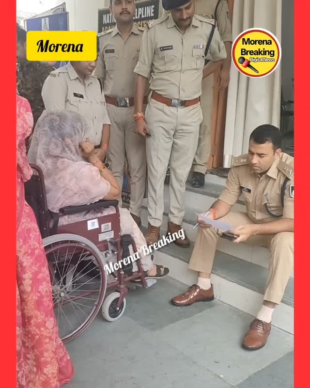 मुरैना पुलिस अधीक्षक धर्मराज मीणा का जनसुनवाई के दौरान दिखा अनोखा अंदाज ,विकलांग महिला की जनसुनवाई के लिए सीढ़ियों पर बैठकर अपनी कुर्सी छोड़कर की मुलाकात,, महिला के देवर को मारी गई थी गोली, चिन्नौनी थाना पुलिस के द्वारा नहीं की गई थी सुनवाई,, विकलांग महिला फरियाद लेकर पहुंची SP ऑफिस। 👇Morena SP Morena Morena Breaking Jansampark Morena BJP District Morena Namaste Morena Bol Morena Manoj Singh Sikarwar SP Morena Mohan Parashar मुख्यमंत्री मध्यप्रदेश Narendra Singh Tomar Jyotiraditya M Scindia Jitu Patwari Jitu Jirati Asit Yadav