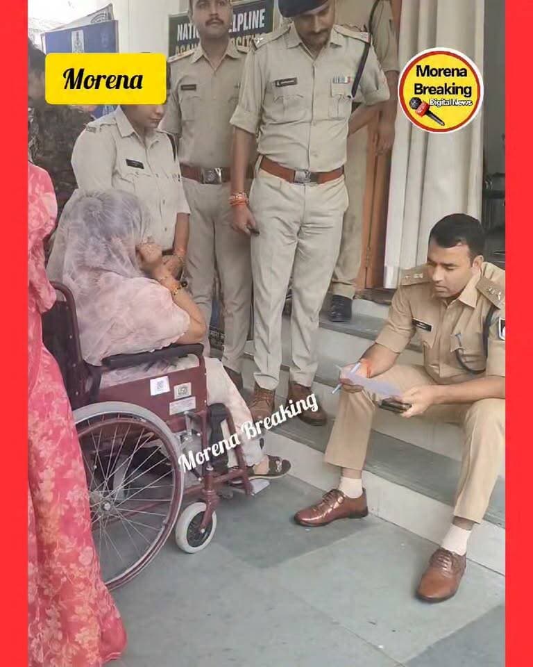मुरैना पुलिस अधीक्षक धर्मराज मीणा का जनसुनवाई के दौरान दिखा अनोखा अंदाज ,विकलांग महिला की जनसुनवाई के लिए सीढ़ियों पर बैठकर अपनी कुर्सी छोड़कर की मुलाकात,, महिला के देवर को मारी गई थी गोली, चिन्नौनी थाना पुलिस के द्वारा नहीं की गई थी सुनवाई,, विकलांग महिला फरियाद लेकर पहुंची SP ऑफिस। 👇@morena SP Morena Morena Breaking Jansampark Morena BJP District Morena Namaste Morena Bol Morena Manoj Singh Sikarwar SP Morena Mohan Parashar मुख्यमंत्री मध्यप्रदेश Narendra Singh Tomar Jyotiraditya M Scindia Jitu Patwari Jitu Jirati Asit Yadav