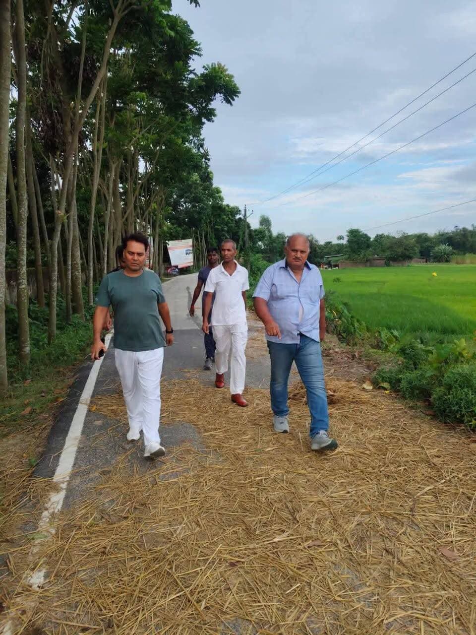 आज दिनांक-01.09.2026 को पुलिस अधीक्षक महोदय, किशनगंज के निर्देशानुसार किशनगंज जिला के सभी थाना क्षेत्रों में पुलिस पदाधिकारियों एवं कर्मियों द्वारा 'विशेष मॉर्निंग वॉक अभियान' चलाया जा रहा है।
इस अभियान का उद्देश्य प्रातः कालीन समय में सुरक्षा व्यवस्था को सुदृढ़ बनाए रखना, असामाजिक तत्वों पर निगरानी रखना तथा आमजनों में सुरक्षा की भावना को और मजबूत करना है। पुलिस टीमों द्वारा अपने-अपने थाना क्षेत्रों में सतत भ्रमण एवं निगरानी सुनिश्चित की जा रही है।