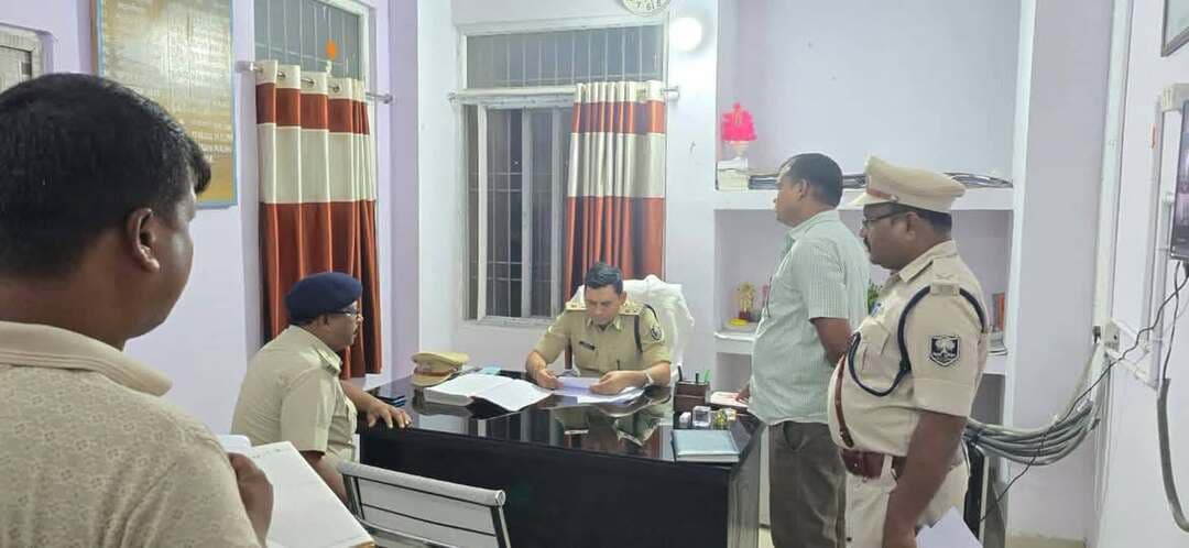 पुलिस अधीक्षक किशनगंज के द्वारा sc/st थाना का वार्षिक निरीक्षण किया गया। निरीक्षण के क्रम में थाना परिसर, कार्यालय, अभिलेखों एवं विभिन्न शाखाओं का गहन अवलोकन करते हुए लंबित कांडों की समीक्षा की गई।
साथ ही, विधि-व्यवस्था, अपराध नियंत्रण, अनुसंधान की प्रगति एवं पुलिसिंग से संबंधित आवश्यक दिशा-निर्देश संबंधित पदाधिकारियों एवं कर्मियों को दिए गए।
पुलिस अधीक्षक महोदय द्वारा थाना की कार्यप्रणाली की समीक्षा करते हुए जनसरोकार एवं प्रभावी पुलिसिंग को सर्वोच्च प्राथमिकता देने तथा आमजनों की शिकायतों का त्वरित एवं संवेदनशीलता के साथ निष्पादन सुनिश्चित करने का निर्देश दिया गया।