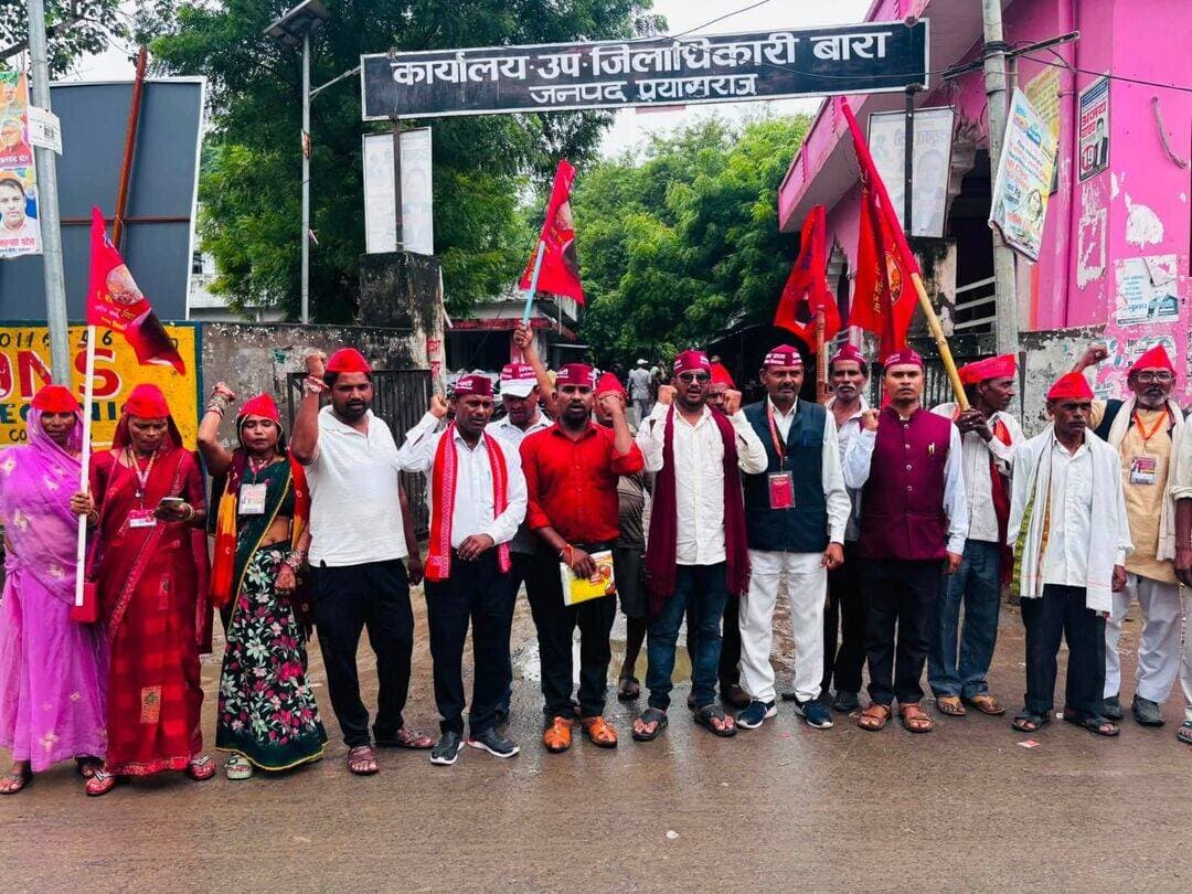 विमुक्ति दिवस पर बारा तहसील में गरजी निषाद समाज की आवाज, चार सूत्रीय मांगों को लेकर एसडीएम को सौंपा ज्ञापन
निषाद वंश की पर्यायवाची जातियों को SC सूची में शामिल करने समेत जनगणना में अलग पहचान दर्ज कराने की उठी मांग
यूनाइटेड भारत बारा
मनोज कुमार बिन्द
बारा। विमुक्ति दिवस के अवसर पर निषाद पार्टी के पदाधिकारियों और कार्यकर्ताओं ने मंगलवार को बारा तहसील परिसर पहुंचकर निषाद समाज की विभिन्न मांगों को लेकर जोरदार आवाज बुलंद की। कार्यकर्ताओं ने एसडीएम बारा को चार सूत्रीय ज्ञापन सौंपकर केंद्र और प्रदेश सरकार से मांगों पर गंभीरता से विचार कर उन्हें पूरा करने की अपील की।
निषाद पार्टी के कार्यकर्ताओं ने कहा कि निषाद वंश से जुड़ी विभिन्न पर्यायवाची जातियों की वास्तविक संख्या और सामाजिक स्थिति स्पष्ट करने के लिए जनगणना में उनकी पहचान को सही तरीके से दर्ज किया जाना जरूरी है।
जनगणना में ‘मझवार’ और ‘तुरेहा’ के कॉलम में दर्ज हो नाम
ज्ञापन में प्रमुख मांग रखी गई कि निषाद समाज की सभी पर्यायवाची जातियों के नाम जनगणना में “मझवार” एवं “तुरेहा” के कॉलम में दर्ज किए जाएं तथा ब्रैकेट में (D.T.) विमुक्त जनजाति का उल्लेख किया जाए, ताकि समाज की वास्तविक संख्या का आंकड़ा सामने आ सके।
दूसरी मांग में उत्तर प्रदेश में निषाद वंश की सभी पर्यायवाची जातियों को अन्य राज्यों की तर्ज पर अनुसूचित जाति (SC) की सूची में शामिल करने की मांग की गई।
शिक्षा, नौकरी और राजनीति में आरक्षण की मांग
ज्ञापन में संविधान समीक्षा आयोग (2000-02) के अध्यक्ष जस्टिस वेंकटचलैया की सिफारिशों का हवाला देते हुए विमुक्त जनजातियों को महाराष्ट्र और पंजाब की तर्ज पर शिक्षा, सरकारी नौकरी और राजनीति में आरक्षण के साथ पेंशन की सुविधा उपलब्ध कराने की मांग भी उठाई गई।
1857 के शहीदों के गांवों को मिले ‘आदर्श शहीद गांव’ का दर्जा
निषाद पार्टी ने 1857 के स्वतंत्रता संग्राम में शहीद हुए निषाद वंश के लोगों को सम्मान देने की मांग करते हुए कहा कि शहीदों के गांवों को “आदर्श शहीद गांव” घोषित किया जाए और उनके परिवारों को स्वतंत्रता सेनानी परिवार का सम्मान दिया जाए।
ज्ञापन सौंपने के दौरान रामटहल निषाद, जिला अध्यक्ष महेंद्र केवट बिंद, राकेश निषाद, विकास निषाद, चंद्रेश, संजीत निषाद इलाहाबादी, मंजित, संतोष, विद्या देवी, कविता, समर्थक महेंद्र केवट इलाहाबादी समेत बड़ी संख्या में निषाद पार्टी के पदाधिकारी और कार्यकर्ता मौजूद रहे।
कार्यकर्ताओं ने कहा कि निषाद समाज की सामाजिक, आर्थिक और राजनीतिक स्थिति को मजबूत करने के लिए सरकार को इन मांगों पर ठोस पहल करनी चाहिए।इसे बड़ी, प्रभावशाली और अखबारी शैली की खबर के रूप में इस तरह तैयार किया जा सकता है:
विमुक्ति दिवस पर बारा तहसील में गरजी निषाद समाज की आवाज, चार सूत्रीय मांगों को लेकर एसडीएम को सौंपा ज्ञापन
निषाद वंश की पर्यायवाची जातियों को SC सूची में शामिल करने समेत जनगणना में अलग पहचान दर्ज कराने की उठी मांग
वाइस ऑफ इलाहाबाद | बारा, प्रयागराज
बारा। विमुक्ति दिवस के अवसर पर निषाद पार्टी के पदाधिकारियों और कार्यकर्ताओं ने मंगलवार को बारा तहसील परिसर पहुंचकर निषाद समाज की विभिन्न मांगों को लेकर जोरदार आवाज बुलंद की। कार्यकर्ताओं ने एसडीएम बारा को चार सूत्रीय ज्ञापन सौंपकर केंद्र और प्रदेश सरकार से मांगों पर गंभीरता से विचार कर उन्हें पूरा करने की अपील की।
निषाद पार्टी के कार्यकर्ताओं ने कहा कि निषाद वंश से जुड़ी विभिन्न पर्यायवाची जातियों की वास्तविक संख्या और सामाजिक स्थिति स्पष्ट करने के लिए जनगणना में उनकी पहचान को सही तरीके से दर्ज किया जाना जरूरी है।
जनगणना में ‘मझवार’ और ‘तुरेहा’ के कॉलम में दर्ज हो नाम
ज्ञापन में प्रमुख मांग रखी गई कि निषाद समाज की सभी पर्यायवाची जातियों के नाम जनगणना में “मझवार” एवं “तुरेहा” के कॉलम में दर्ज किए जाएं तथा ब्रैकेट में (D.T.) विमुक्त जनजाति का उल्लेख किया जाए, ताकि समाज की वास्तविक संख्या का आंकड़ा सामने आ सके।
दूसरी मांग में उत्तर प्रदेश में निषाद वंश की सभी पर्यायवाची जातियों को अन्य राज्यों की तर्ज पर अनुसूचित जाति (SC) की सूची में शामिल करने की मांग की गई।
शिक्षा, नौकरी और राजनीति में आरक्षण की मांग
ज्ञापन में संविधान समीक्षा आयोग (2000-02) के अध्यक्ष जस्टिस वेंकटचलैया की सिफारिशों का हवाला देते हुए विमुक्त जनजातियों को महाराष्ट्र और पंजाब की तर्ज पर शिक्षा, सरकारी नौकरी और राजनीति में आरक्षण के साथ पेंशन की सुविधा उपलब्ध कराने की मांग भी उठाई गई।
1857 के शहीदों के गांवों को मिले ‘आदर्श शहीद गांव’ का दर्जा
निषाद पार्टी ने 1857 के स्वतंत्रता संग्राम में शहीद हुए निषाद वंश के लोगों को सम्मान देने की मांग करते हुए कहा कि शहीदों के गांवों को “आदर्श शहीद गांव” घोषित किया जाए और उनके परिवारों को स्वतंत्रता सेनानी परिवार का सम्मान दिया जाए।
ज्ञापन सौंपने के दौरान रामटहल निषाद, जिला अध्यक्ष महेंद्र केवट बिंद, राकेश निषाद, विकास निषाद, चंद्रेश, संजीत निषाद इलाहाबादी, मंजित, संतोष, विद्या देवी, कविता, समर्थक महेंद्र केवट इलाहाबादी समेत बड़ी संख्या में निषाद पार्टी के पदाधिकारी और कार्यकर्ता मौजूद रहे।
कार्यकर्ताओं ने कहा कि निषाद समाज की सामाजिक, आर्थिक और राजनीतिक स्थिति को मजबूत करने के लिए सरकार को इन मांगों पर ठोस पहल करनी चाहिए।