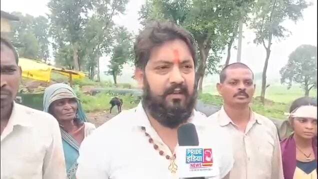 🌧️ भारी बारिश में उजड़ा गरीब का आशियाना, तिरपाल के नीचे गुजर रही रातें
📍 ग्राम बंजारी में भूमि विवाद के बाद प्रशासनिक कार्रवाई, बंसल परिवार बेघर
सीधी। जिले के ग्राम बंजारी में भूमि विवाद के चलते न्यायालय के आदेश पर हुई प्रशासनिक कार्रवाई ने एक गरीब परिवार की जिंदगी संकट में डाल दी है। कार्रवाई के बाद बंसल परिवार का आशियाना उजड़ गया और अब पूरा परिवार छोटे-छोटे बच्चों के साथ तिरपाल के नीचे रहने को मजबूर है।
बताया जा रहा है कि न्यायालय के आदेश का पालन करते हुए स्थानीय प्रशासन ने अतिक्रमण हटाने की कार्रवाई की। हालांकि, भरी बरसात के बीच बिना किसी वैकल्पिक व्यवस्था के परिवार को बेघर कर देना कई सवाल खड़े कर रहा है।
बारिश में भीग रहा सामान, जर्जर भवन भी बना खतरा
परिवार का सामान फिलहाल एक जर्जर सामुदायिक भवन में रखा गया है, जहां लगातार बारिश के कारण सामान खराब हो रहा है। हाल ही में भवन का छज्जा गिरने से बड़ा हादसा होते-होते टल गया, जिससे परिवार में दहशत का माहौल है।
विवेक पांडे का प्रशासन पर सवाल
इस मामले में विवेक पांडे (शिवसेना प्रदेश उपाध्यक्ष) ने पीड़ित परिवार से मुलाकात कर उनकी स्थिति पर चिंता जताई। उन्होंने कहा कि
“न्यायालय का सम्मान अपनी जगह है, लेकिन इंसानियत के नाते प्रशासन को पहले वैकल्पिक व्यवस्था करनी चाहिए थी। भरी बारिश में गरीब परिवार को बेघर करना अमानवीय है।”
📢 प्रशासन से तत्काल राहत की मांग
विवेक पांडे ने SDM से मांग की है कि—
पीड़ित परिवार को तत्काल राहत राशि दी जाए
भूमि पट्टा उपलब्ध कराया जाए
प्रधानमंत्री आवास योजना के तहत मकान स्वीकृत किया जाए
मानवता बनाम कानून—उठे बड़े सवाल
यह मामला एक बार फिर प्रशासनिक कार्रवाई और मानवीय संवेदनाओं के बीच संतुलन पर सवाल खड़ा करता है। जहां एक ओर न्यायालय के आदेश का पालन जरूरी है, वहीं दूसरी ओर गरीब परिवार की सुरक्षा और जीवन-यापन की व्यवस्था भी उतनी ही अहम मानी जा रही है।