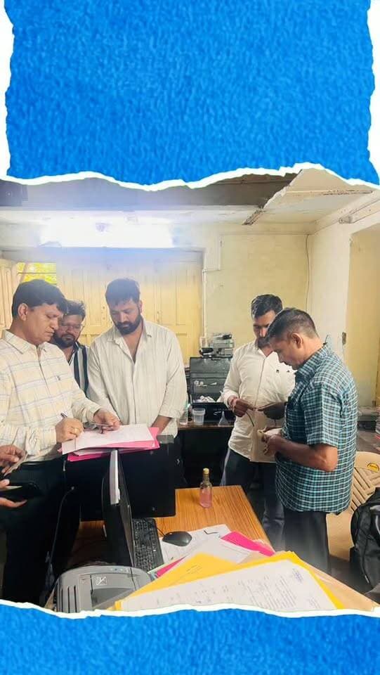 ACB की बड़ी कार्रवाई: 10,000 रुपये रिश्वत लेते AVVNL जेईएन सागर मीणा रंगे हाथों गिरफ्तार।
डूंगरपुर: सदर थाना क्षेत्र के सती रामपुर बस स्टैंड स्थित किराना दुकान में बीती देर रात अज्ञात बदमाशों ने पीछे की दीवार में बड़ा छेद कर चोरी का प्रयास किया। दुकानदार जितेंद्र कलाल ने रात करीब ढाई बजे मोबाइल पर CCTV की लाइव फुटेज देखी तो दुकान के पीछे हलचल नजर आई। परिजनों के साथ मौके पर पहुंचे दुकानदार की भनक लगते ही तीनों नकाबपोश बदमाश निकाला हुआ सामान छोड़कर खेतों के रास्ते पहाड़ी की ओर भाग निकले। सूचना पर एएसआई पोपटलाल ने मौके का जायजा लिया। व्यापारियों ने क्षेत्र में रात्रिकालीन गश्त बढ़ाने की मांग की है।
#ACB #AntiCorruptionBureau #Udaipur #AVVNL #BriberyCase Bribe Corruption
