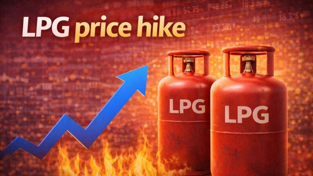 महंगाई का एक और झटका, बढ़े कमर्शियल LPG सिलेंडर के दाम; होटल-ढाबों पर बढ़ सकता है असर
रांची: सितंबर की शुरुआत में ही महंगाई ने आम लोगों को एक और झटका दिया है। 19 किलो वाले कमर्शियल LPG सिलेंडर की कीमत में करीब 9.50 रुपये से 11.50 रुपये तक की बढ़ोतरी की गई है। कमर्शियल गैस सिलेंडर के दाम बढ़ने का सीधा असर होटल, रेस्टोरेंट और ढाबा संचालकों पर पड़ सकता है, जिसका असर आगे चलकर खाने-पीने की चीजों की कीमतों पर भी दिखाई दे सकता है।
वहीं, रांची में पेट्रोल की कीमत करीब 105-106 रुपये प्रति लीटर और डीजल की कीमत 100.89 रुपये प्रति लीटर बताई गई है। डीजल महंगा होने से माल ढुलाई की लागत बढ़ती है, जिसका असर सब्जी, अनाज, फल समेत रोजमर्रा की कई जरूरी वस्तुओं की कीमतों पर पड़ सकता है।
घरेलू LPG सिलेंडर की कीमत भी रांची में करीब 1,000 रुपये से अधिक पहुंच चुकी है। ऐसे में पेट्रोल, डीजल, गैस और दूध जैसी रोजमर्रा की जरूरतों पर बढ़ता खर्च आम परिवारों के मासिक बजट पर दबाव बढ़ा रहा है।
रिपोर्ट के मुताबिक, मई 2014 के आसपास दिल्ली में पेट्रोल करीब 72 रुपये और डीजल करीब 55 रुपये प्रति लीटर था। वहीं अब रांची में दोनों ईंधनों की कीमतें 100 रुपये के आसपास या उससे ऊपर हैं। कमर्शियल LPG की कीमत भी उस दौर के करीब 1,200 रुपये के मुकाबले अब 3,000 रुपये से अधिक बताई गई है।
महंगाई के बीच सबसे बड़ा सवाल यही है कि रोजमर्रा की चीजों की कीमतों में बढ़ोतरी के मुकाबले आम लोगों की आय और बचत कितनी बढ़ी है। लगातार बढ़ते घरेलू खर्च ने परिवारों के बजट पर दबाव बढ़ा दिया है।