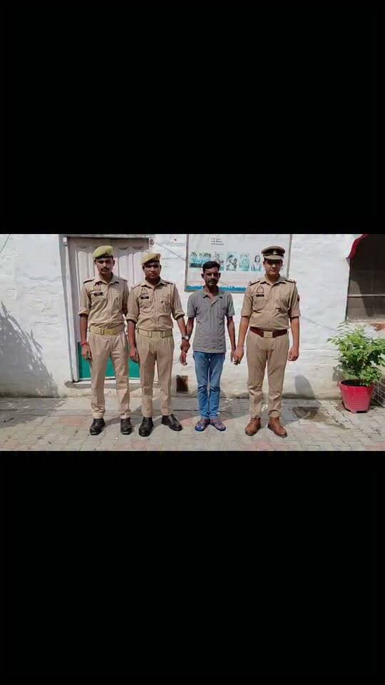 चन्द्रप्रकाश को सदर बाजार पुलिस ने चिनौर तिराहे से गिरफ्तार किया,नाबालिग को भगाने के मामले में था वांछित
शाहजहांपुर। थाना सदर बाजार पुलिस ने नाबालिग को भगाने के मामले में वांछित चल रहे चन्द्रप्रकाश निवासी भावलखेड़ा जिगनिया, थाना बंडा को गिरफ्तार किया है। 12 जुलाई को वादी की तहरीर पर पुत्री को भगाकर ले जाने के संबंध में मुकदमा दर्ज किया गया था। पुलिस टीम ने मुखबिर की सूचना पर कार्रवाई करते हुए चन्द्रप्रकाश को चिनौर तिराहे से गिरफ्तार किया।पुलिस ने गिरफ्तार आरोपी के खिलाफ आवश्यक विधिक कार्रवाई पूरी कर उसे न्यायालय के समक्ष प्रस्तुत कर जेल भेज दिया।