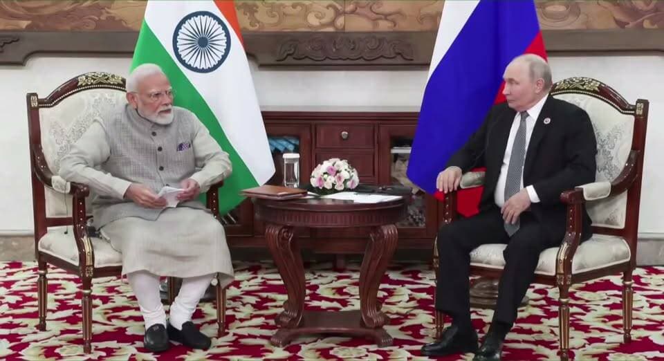वन्दे भारत लाइव न्यूज़ : प्रधानमंत्री नरेंद्र मोदी यह हमारे लिए गहरे संतोष का विषय है कि हमारा सहयोग लगातार नई ऊंचाइयों को छू रहा है और हम दोनों देशों की जनता के कल्याण के लिए मिलकर काम कर रहे हैं।”
रूसी राष्ट्रपति व्लादिमीर पुतिन के साथ द्विपक्षीय बैठक के दौरान प्रधानमंत्री नरेंद्र मोदी ने विभिन्न महत्वपूर्ण मुद्दों पर व्यापक चर्चा की। प्रधानमंत्री ने यूक्रेन संघर्ष को लेकर भारत की लगातार जारी अपील दोहराते हुए शांति और संघर्ष के जल्द समाधान पर जोर दिया।