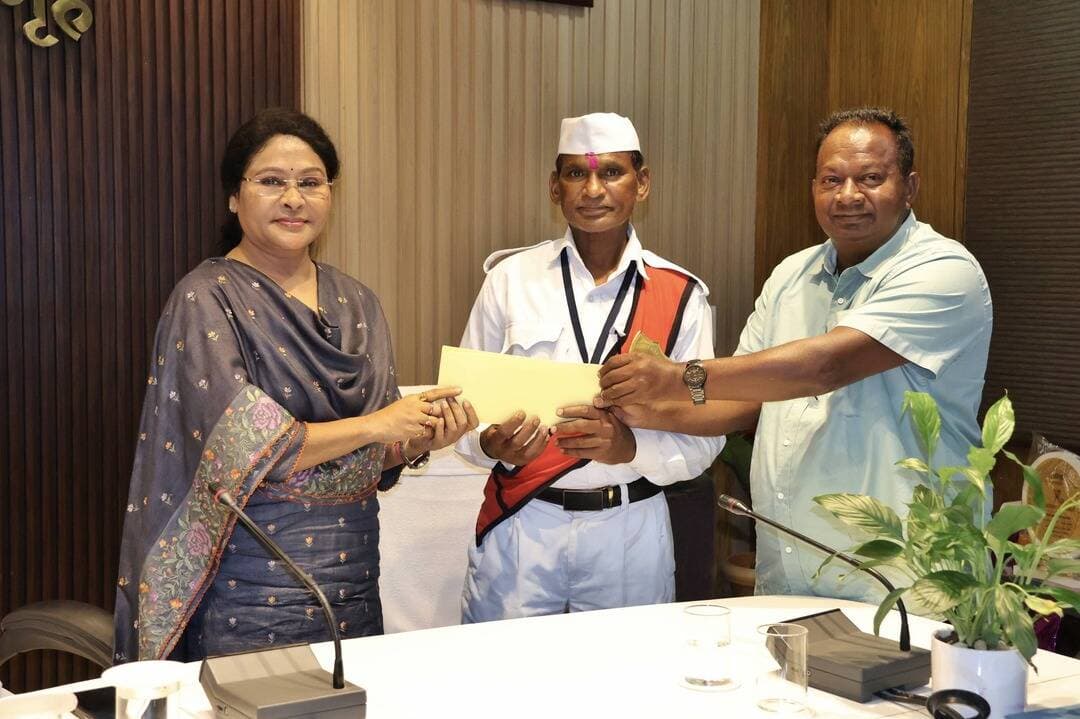 जिला कार्यालय बालोद में पदस्थ चतुर्थ श्रेणी कर्मचारी श्री नरोत्तम सिंह टेमार्य के अर्द्धवार्षिकी आयु पूर्ण होने पर 31 अगस्त 2026 को जिला कार्यालय के सभाकक्ष में सम्मान समारोह आयोजित कर उन्हें भावभीनी विदाई दी गई।
कलेक्टर श्रीमती दिव्या उमेश मिश्रा ने श्री टेमार्य को सेवानिवृत्ति के अवसर पर अवकाश नगदीकरण एवं भविष्य निधि की राशि भेंट कर उनके सुखद एवं स्वस्थ भविष्य के लिए शुभकामनाएं दीं।
#baloddistrict
