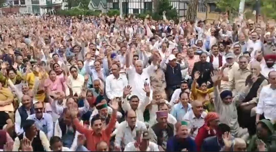 पेंशनरों का सरकार के खिलाफ हल्ला बोल, चौड़ा मैदान में उमड़ा सैलाब
डीए एरियर और लंबित मेडिकल बिलों के भुगतान की मांग को लेकर सड़कों पर उतरे सैकड़ों पेंशनर्स।