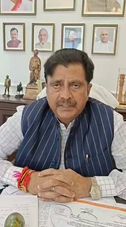 सतना सांसद गणेश सिंह अपने जारी एक बयान में कहा है कि रात से फिर से बारिश के कारण बाढ़ की स्थिति बनती जा रही है। सेमरावल नदी में काफी पानी बढ़ गया है और कोटर-बिरसिंहपुर का रास्ता भी लगभग बंद होने की स्थिति में आ चुका है और फिर से निचले स्तर पर पानी भरेगा। मैंने कलेक्टर महोदय से कहा है कि तत्काल टमस बराज बांध के सारे गेट खोल दिए जाएं ताकि पानी का जमाव न होने पाए। इसी तरह से चित्रकूट मंदाकिनी नदी में भी पानी की गति बढ़ती जा रही है, उसका जल स्तर बढ़ता जा रहा है। मै वहां के लोगों से भी अपील करता हूँ कि सब लोग सतर्क रहें, प्रशासन भी सतर्क रहे, जनसेवी संस्थाएं भी सतर्क रहें, कार्यकर्ता भी सतर्क रहें और हर एक परिवारों से मेरी अपेक्षा है कि कृपया करके सुरक्षित स्थान पर अपने आप को, अपने परिवार के लोगों को लेकर के पहुँचें।
धन्यवाद।