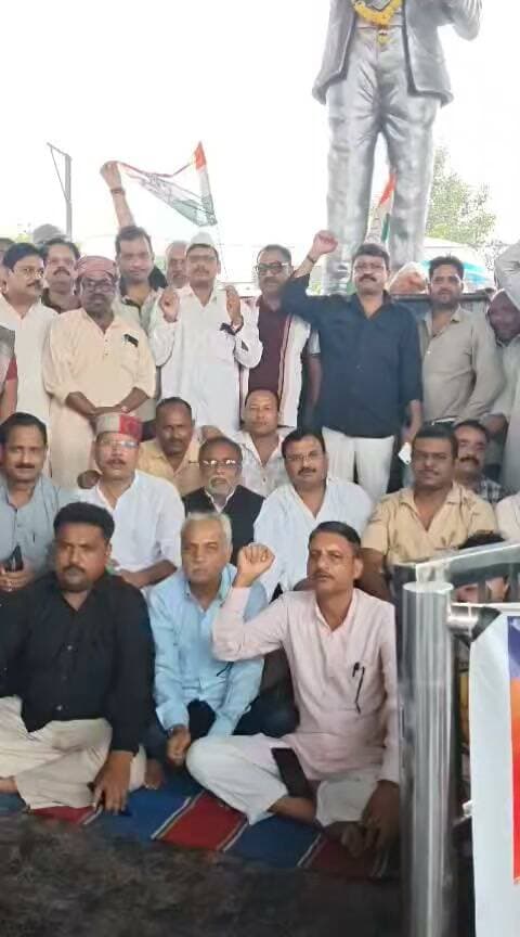 *राहुल गांधी पर FIR के विरोध में कांग्रेस का प्रदर्शन*
सतना। सेमरिया चौक स्थित डॉ. भीमराव अंबेडकर की प्रतिमा के समक्ष जिला कांग्रेस कमेटी द्वारा प्रदर्शन किया गया। जिलाध्यक्ष के नेतृत्व में कांग्रेस कार्यकर्ताओं ने लोकसभा में नेता प्रतिपक्ष राहुल गांधी के खिलाफ दर्ज कथित फर्जी FIR के विरोध में जमकर नारेबाजी की👆