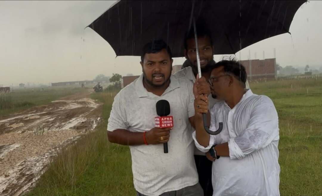 80 साल बाद भी सड़क नहीं,तीन गांव बरसात में टापू, कीचड़ में महिलाओं ने रोपी धान
आजादी के 80 साल बाद भी गिरिडीह जिले के जमुआ प्रखंड से 10 किलोमीटर दूर दरियाडीह, कोठवाटांड़ और दोनवाघाट के ग्रामीण पक्की सड़क को तरस रहे हैं। बरसात में सड़क की जगह कीचड़ और जलजमाव से तीनों गांवों का संपर्क प्रभावित हो जाता है। मरीजों, गर्भवती महिलाओं और स्कूली बच्चों को भारी परेशानी होती है। ग्रामीणों का आरोप है कि चुनाव के समय सड़क के वादे किए जाते हैं, लेकिन बाद में समस्या भुला दी जाती है। सड़क निर्माण की मांग को लेकर ग्रामीणों ने महापंचायत कर आंदोलन तेज करने का फैसला लिया है। उपायुक्त को आवेदन देने के बाद भी समाधान नहीं हुआ तो अनशन और आगामी चुनाव में वोट बहिष्कार की चेतावनी दी गई है। विरोध में महिलाओं ने जलजमाव और कीचड़ के बीच धान रोपकर प्रशासन और जनप्रतिनिधियों को आईना दिखाया। ग्रामीणों का साफ कहना है अब आश्वासन नहीं, सड़क चाहिए।
#apnagiridihnews #GiridihNews #JharkhandNews #सड़क #दुर्घटना