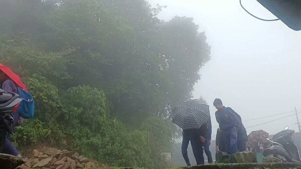 यह भी गजब ही हो गया शायद इंद्रदेव की सारे जिलों के DM से अनबन चल रही है🤦 छुट्टी के दिन धूप और बारिश के दिन स्कूल🤦🤦
