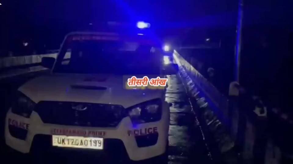 लगातार मूसलाधार बारिश के बीच कोटद्वार में पुलिस अलर्ट, पुलिस टीमों ने लाउडस्पीकर के माध्यम से लोगों को अनावश्यक घरों से बाहर न निकलने, नदी-नालों व जलभराव वाले क्षेत्रों से दूरी बनाए रखने और किसी भी आपात स्थिति में तत्काल पुलिस/आपदा राहत टीम से संपर्क करने की अपील की। साथी पुलिस ने नदी नालों से दूर रहने के लिए भी लोगों को जागरूक किया बताते चले की देर रात से हो रही मूसलाधार बारिश के बाद नदी नाले तूफान में है इसके बाद पुलिस प्रशासन और जिला प्रशासन दोनों ही अलर्ट मोड पर दिखाई दे रहे हैं