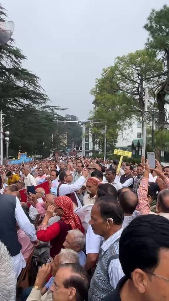 शिमला लाइव: चौड़ा मैदान में पेंशनरों का जोरदार प्रदर्शन