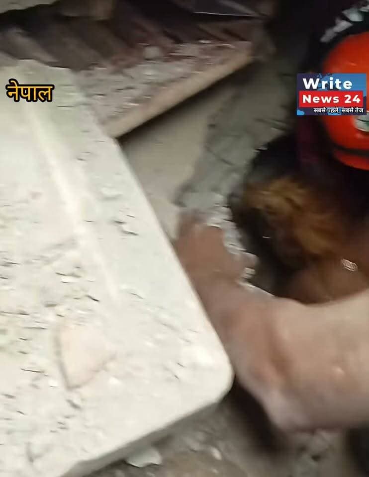 नेपाल में भारी बाढ़ के बाद लगातार लोगों को बचाने के लिए युद्ध स्तर पर रेस्क्यू चलाया जा रहा है, और ऐसे ही कई ज़िंदगियों को बचाया जा रहा है ।
#nepal #flood #rescue