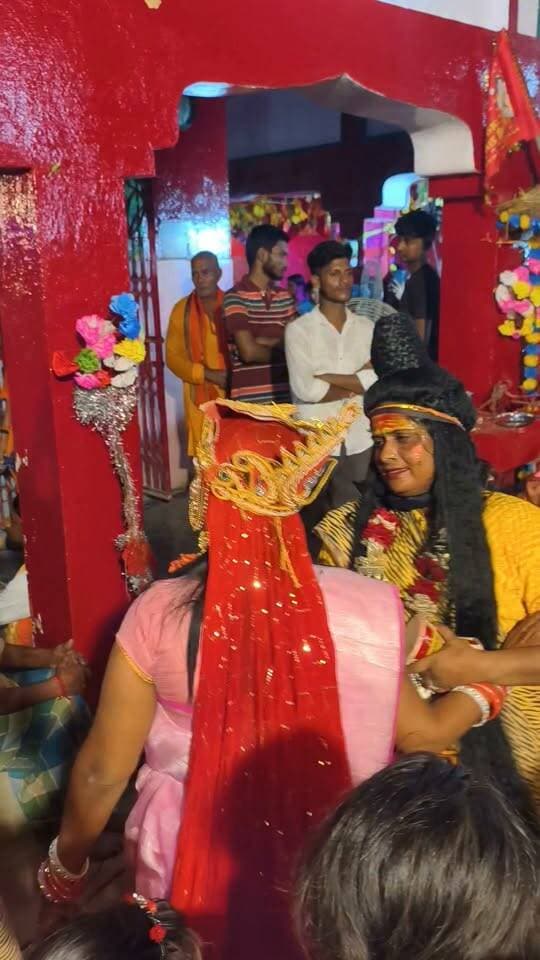 🙏 जय सिया राम… जय जय सिया राम 🙏
🎶 कीर्तन की मधुर धुन पर “गणेश के मम्मी” गीत ने पूरी झांकी में बांधा ऐसा समां कि हजारों लोगों का दिल जीत लिया ❤️🚩
#जयसियाराम #जयजयसियाराम #गणेशकेमम्मी #कीर्तन #झांकी #भक्ति #सनातनधर्म #रामभक्ति #भजन #भक्तिगीत