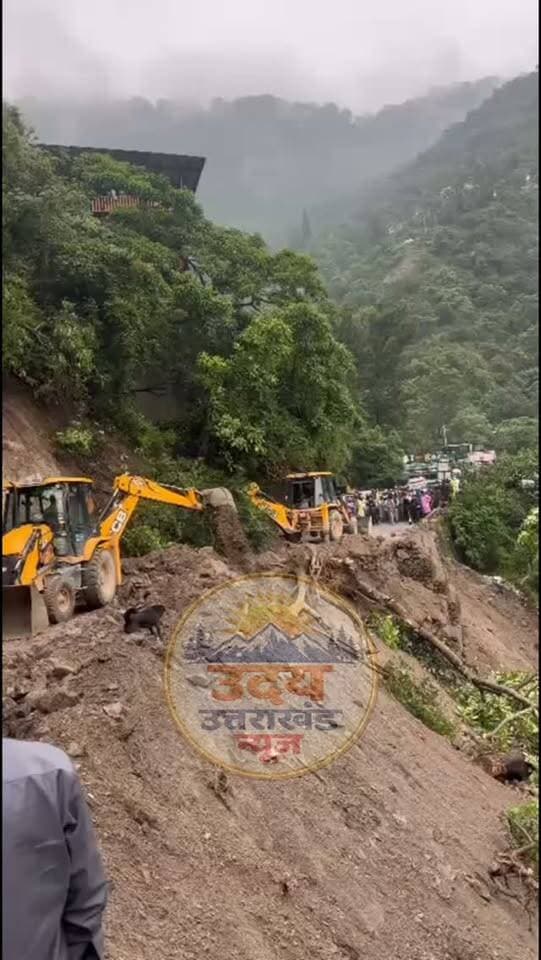 ताजा अपडेट | 1 सितंबर 2026
मसूरी–देहरादून मार्ग पूरी तरह बंद
पानी वाले बैंड के पास सड़क का बड़ा हिस्सा पूरी तरह टूट गया है। लोक निर्माण विभाग की मशीनें सड़क खोलने में जुटी हैं, लेकिन मार्ग बहाल होने में 4 से 5 घंटे तक का समय लग सकता है।
रातभर हुई भारी बारिश के बाद मार्ग पर कई जगह खतरा बढ़ गया है। यात्रियों से सावधानी बरतने और प्रशासन की अपडेट का पालन करने की अपील।
#Mussoorie #Dehradun #MussoorieDehradunRoad #BreakingNews #Uttarakhand RainAlert RoadClosed TajaUpdate
