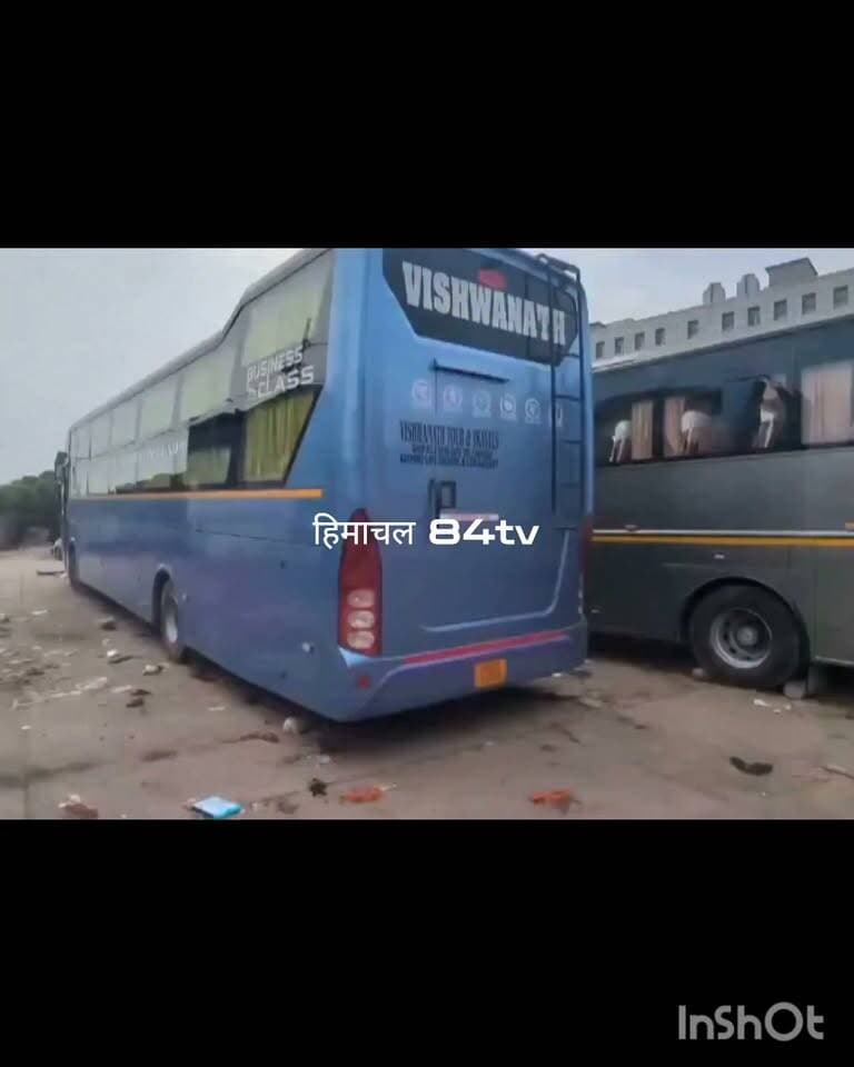 🚨 ब्रेकिंग न्यूज़ | दिल्ली
चलती बस में नाबालिग से दुष्क*र्म का आरोप,
ड्राइवर-कंडक्टर गिरफ्तार
ब्यूरो रिपोर्ट
दिल्ली में एक 16 वर्षीय छात्रा के साथ चलती प्राइवेट स्लीपर बस में दुष्क*र्म की कथित घटना सामने आई है। पुलिस के अनुसार, मामले में बस के ड्राइवर और कंडक्टर को गिरफ्तार किया गया है।
पुलिस ने बस को कब्जे में लेकर CCTV समेत अन्य साक्ष्यों की जांच शुरू कर दी है। पीड़िता को मेडिकल जांच और काउंसलिंग के लिए भेजा गया है। मामले में POCSO एक्ट सहित संबंधित गंभीर धाराओं के तहत कार्रवाई की जा रही है।
⚠️ नाबालिग पीड़िता की पहचान गोपनीय रखना कानूनन और नैतिक रूप से बेहद जरूरी है।
बड़ा सवाल: निजी बसों में यात्रियों, खासकर महिलाओं और नाबालिगों की सुरक्षा के लिए पर्याप्त इंतजाम क्यों नहीं हैं?
ब्यूरो रिपोर्ट l #दिल्ली #ब्रेकिंगन्यूज़ #दिल्लीक्राइम #नाबालिग #POCSO #बसकांड #प्राइवेटबस #महिलासुरक्षा #बालसुरक्षा #पुलिसकार्रवाई #ड्राइवरगिरफ्तार #कंडक्टरगिरफ्तार #क्राइमन्यूज़ # #ब्यूरोरिपोर्ट
