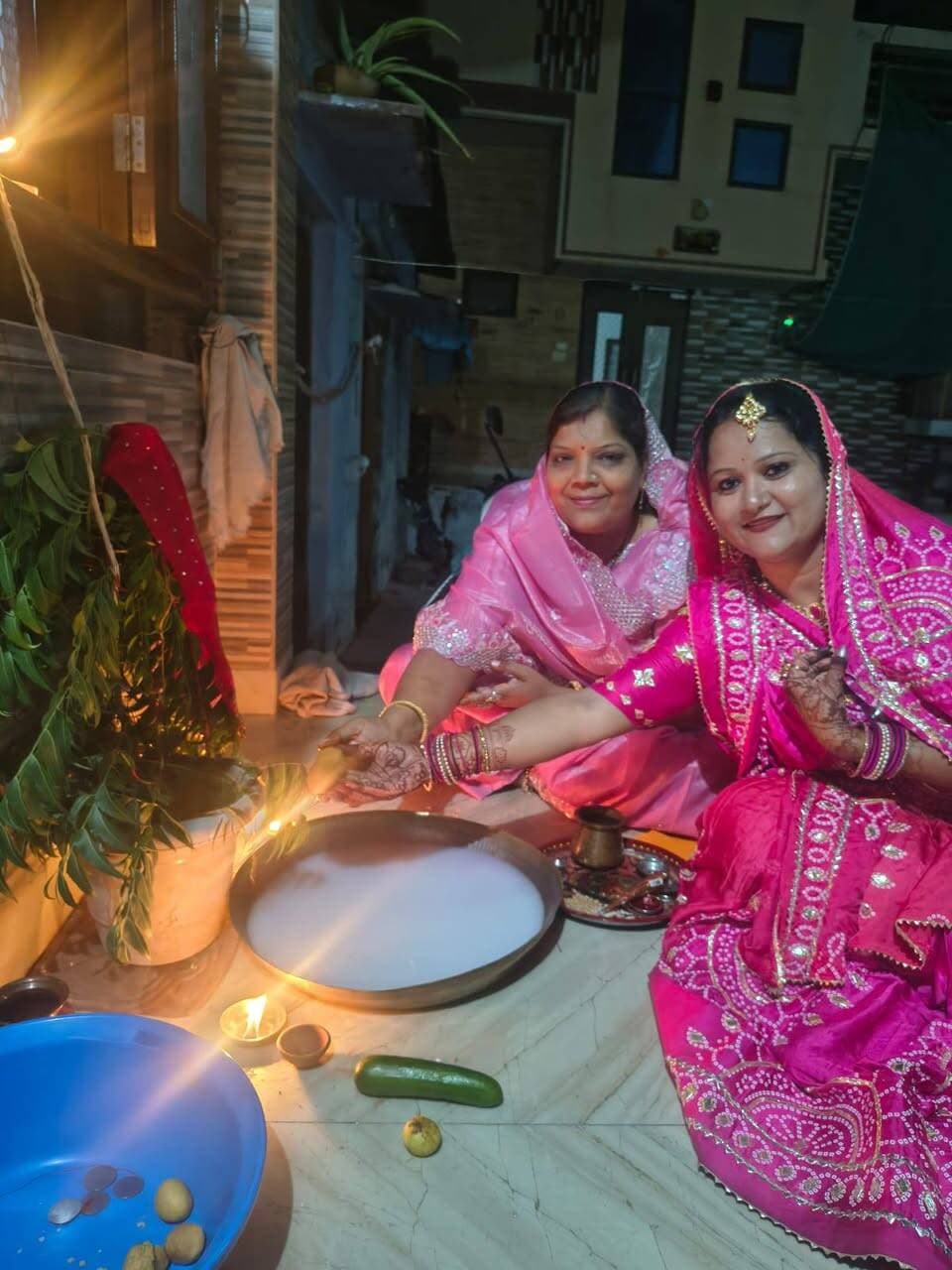 मांडल में हर्षोल्लास के साथ मनाई तीज, महिलाओं ने की तीज माता की पूजा-अर्चना
महेश कुमार बिरला मीडिया प्रभारी मंडल भीलवाड़ा
मांडल। मांडल की नई नगरी में तीज पर्व हर्षोल्लास एवं श्रद्धा के साथ मनाया गया। इस अवसर पर महिलाओं ने तीज का व्रत रखकर तीज माता की विधि-विधान से पूजा-अर्चना की तथा परिवार की सुख-समृद्धि और खुशहाली की कामना की।
तीज पर्व को लेकर महिलाओं में खासा उत्साह नजर आया। सभी ने पारंपरिक रीति-रिवाजों के साथ तीज माता का पूजन किया और एक-दूसरे को तीज पर्व की शुभकामनाएं दीं।
इस अवसर पर प्रवीण बिरला, आरती बिरला, मीनू बिरला, चंदा सोमानी, कांता बिरला, अनीता चेचानी, कविता बिरला, कनिका बिरला, निकिता बिरला, शीतल बिरला, अर्चना बिरला, राखी बिरला एवं साधना बिरला सहित अन्य महिलाएं उपस्थित रहीं।