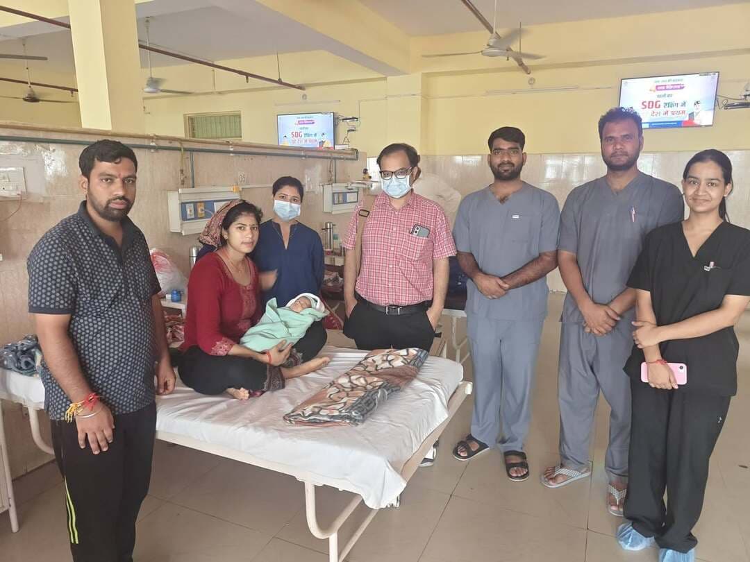 श्रीनगर बेस अस्पताल के डॉक्टरों ने एक बार फिर लोगों का भरोसा जीत लिया है। यहां डॉक्टरों ने एक मासूम को पुर्नजन्म दिया है।
बच्चे के जन्म के बाद तेजी से बढ़ता पीलिया, शरीर में टूटती रक्त कोशिकाएं और गंभीर रक्त संक्रमण... हालत इतनी नाजुक थी कि नवजात के जीवन पर खतरा मंडराने लगा था। लेकिन हेमवती नंदन बहुगुणा बेस अस्पताल श्रीनगर के बाल रोग विभाग की चिकित्सकीय टीम ने समय पर उपचार और लगातार निगरानी के दम पर नवजात को नया जीवन देने में सफलता हासिल की। गंभीर स्थिति में शिशु का दो बार रक्त बदलना (एक्सचेंज ट्रांसफ्यूजन) पड़ा, जबकि उसे आईवीआईजी नामक महंगी दवा भी दो बार दी गई। हालत बिगड़ने पर दो बार कृत्रिम सांस देने वाली मशीन पर भी रखा गया। अब पूरी तरह स्वस्थ होने के बाद नवजात को अस्पताल से छुट्टी दे दी गई है। बच्चे को स्वस्थ देखकर पिता की आंखों में खुशी के आंसू छलक उठे और पूरे परिवार ने चिकित्सकों एवं अस्पताल स्टाफ का आभार जताया।
मेडिकल कॉलेज के प्राचार्य डॉ सीएमएस रावत एवं चिकित्सा अधीक्षक डॉ ए एन पांडेय ने वार्ड में पहुंचकर नवजात के परिजनों से मिलकर बधाई दी। श्रीकोट श्रीनगर निवासी गिरीश पुरोहित की पत्नी करिश्मा ने 16 अगस्त को बेस अस्पताल श्रीनगर में नवजात शिशु को जन्म दिया। प्रसव के बाद जांच में सामने आया कि मां का रक्त समूह आरएच निगेटिव, जबकि बच्चे का रक्त समूह आरएच पॉजिटिव था। दोनों के रक्त समूह में असंगति के कारण नवजात के शरीर में रक्त की लाल कोशिकाएं तेजी से टूटने लगीं। इसके चलते बच्चे के खून में बिलीरुबिन की मात्रा बढ़ती गई और पीलिया गंभीर रूप लेने लगा।
चिकित्सकों के अनुसार मां और बच्चे के रक्त समूह में इस तरह की असंगति को आरएच असंगति कहा जाता है। नवजात में यह स्थिति गंभीर होने पर तत्काल चिकित्सकीय उपचार और लगातार निगरानी की आवश्यकता होती है।
बच्चे की गंभीर स्थिति को देखते हुए उसे बेस अस्पताल के बाल रोग विभाग के नवजात गहन चिकित्सा इकाई (नीक्कू वार्ड) में भर्ती कराया गया। बाल रोग विभाग के विभागाध्यक्ष डॉ. सीएम शर्मा एवं एसोसिएट प्रोफेसर डॉ. अंकिता गिरी की देखरेख में नवजात का उपचार शुरू किया गया।
डॉक्टरों की टीम ने बच्चे की स्थिति पर लगातार नजर रखी। जांच के दौरान बच्चे में गंभीर रक्त संक्रमण की समस्या भी सामने आई, जिससे उसकी स्थिति और चुनौतीपूर्ण हो गई।
डॉ. अंकिता गिरी ने बताया कि बच्चे का पीलिया लगातार बढ़ रहा था और रक्त की कोशिकाएं तेजी से टूट रही थीं। गंभीर स्थिति को देखते हुए नवजात का दो बार एक्सचेंज ट्रांसफ्यूजन यानी रक्त का आदान-प्रदान किया गया। इसके साथ ही आईवीआईजी दवा की दो खुराक भी दी गईं।
बच्चे की हालत गंभीर होने पर उसे दो बार कृत्रिम सांस देने वाली मशीन पर रखा गया। चिकित्सकों की लगातार निगरानी और उपचार के बाद धीरे-धीरे बच्चे की स्थिति में सुधार आने लगा।
डॉ. अंकिता गिरी ने बताया कि नवजात में पीलिया का समय रहते उपचार बेहद जरूरी है। यदि खून में बिलीरुबिन की मात्रा बहुत अधिक बढ़ जाए और उसे समय पर नियंत्रित न किया जाए तो बिलीरुबिन दिमाग तक पहुंचकर उसे नुकसान पहुंचा सकता है। ऐसी स्थिति में बच्चे को गंभीर न्यूरोलॉजिकल समस्या होने के साथ ही उसके जीवन पर भी खतरा पैदा हो सकता है।
उन्होंने बताया कि इस नवजात को समय पर अस्पताल लाकर उपचार मिलने से गंभीर स्थिति को नियंत्रित करने में मदद मिली। लगातार उपचार और निगरानी के बाद अब बच्चे की हालत में काफी सुधार हुआ है।
कई दिनों तक चले उपचार के बाद नवजात की हालत में लगातार सुधार हुआ। बच्चे का वजन बढ़ने लगा और उसने मां का दूध भी पीना शुरू कर दिया। स्वास्थ्य में संतोषजनक सुधार के बाद चिकित्सकों ने बच्चे को अस्पताल से छुट्टी दे दी।
अपने बच्चे को स्वस्थ देखकर पिता गिरीश पुरोहित की आंखों में खुशी के आंसू छलक उठे। परिवार ने बाल रोग विभाग के चिकित्सकों और पूरे अस्पताल स्टाफ की मेहनत एवं तत्परता के लिए उनका आभार जताया। चिकित्सा सेवा में बाल रोग विभाग के एसआर डॉ. अजय गोस्वामी, जेआर डॉ. महेश, डॉ. धीरज, डॉ. अंजलि एवं डॉ. दानिश सहित नर्सिंग अधिकारियों ने सहयोग दिया।
--