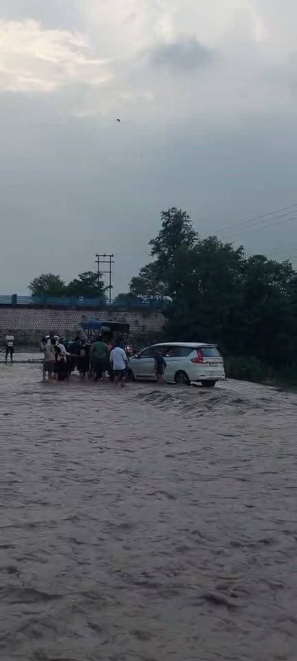 ऋषिकेश में लगातार बारिश, बीन नदी उफान पर—तेज बहाव में फंसी कार
ऋषिकेश और आसपास के क्षेत्रों में बीते तीन दिनों से लगातार हो रही बारिश के चलते बरसाती नदियां उफान पर हैं। लक्ष्मणझूला थाना क्षेत्र की बीन नदी में पानी का बहाव अचानक तेज हो गया, जिसकी चपेट में हरियाणा नंबर की एक कार आ गई।
तेज बहाव के कारण कार के पलटने का खतरा पैदा हो गया। हालांकि, आसपास मौजूद लोगों ने तत्परता दिखाते हुए कार को पलटने से बचा लिया।
चीला चौकी प्रभारी देवेंद्र नेगी ने बताया कि बारिश को देखते हुए नदी के पास पहले से ही ट्रैक्टर तैनात किया गया है। लोगों से लगातार अपील की जा रही है कि तेज बहाव के दौरान बरसाती नदियों को पार करने का जोखिम न उठाएं।
⚠️ सावधान रहें, सुरक्षित रहें। बरसाती नदी-नालों के तेज बहाव से दूरी बनाए रखें।
#ऋषिकेश #Rishikesh #बीननदी #बारिश #उत्तराखंड #UttarakhandWeather #HeavyRain #RainAlert #बरसात #सुरक्षितरहें