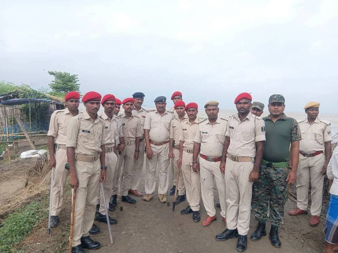 🌊 राघोपुर गंगा क्षेत्र में टूटे तटबंध पर पुलिस की तैनाती, सुरक्षा व्यवस्था कड़ी
भागलपुर के परबत्ता थाना अंतर्गत राघोपुर गंगा क्षेत्र में टूटे तटबंध को देखते हुए प्रशासन ने सुरक्षा और विधि-व्यवस्था बनाए रखने के लिए पुलिसकर्मियों की तैनाती की है।
📍 01 सितंबर 2026 को पुलिस टीम ने क्षेत्र में सुरक्षा व्यवस्था संभाली। तटबंध टूटने के बाद आसपास के इलाकों में स्थिति को देखते हुए पुलिस की मौजूदगी बढ़ाई गई है, ताकि किसी भी तरह की अप्रिय स्थिति से निपटा जा सके और लोगों की सुरक्षा सुनिश्चित की जा सके।
🌊 बाढ़ की स्थिति के बीच प्रशासन की निगरानी जारी है।
#Bharatcrimelivenews
#Bhagalpur #Raghopur #GangaFlood #BiharFlood #FloodAlert #Tatbandh #परबत्ता #राघोपुर #गंगा_बाढ़ #तटबंध #बाढ़_का_खतरा #PoliceDeployment #LawAndOrder #BhagalpurNews #BiharNews #BreakingNews #TimesBiharNews