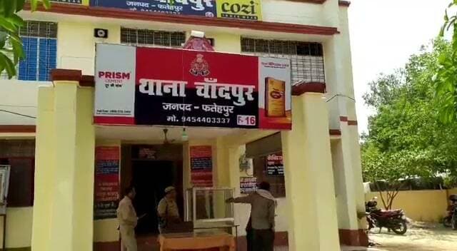 नशे में धुत युवकों के बीच सड़क पर मारपीट, वीडियो वायरल
भरसा केवटरा गांव में लात-घूंसों से भिड़े दो युवक, लोगों ने कराया बीच-बचाव
मारपीट का वीडियो सोशल मीडिया पर चर्चा में, पुलिस से कार्रवाई की मांग
✒️ रिपोर्ट: सहयोगी अजय श्रीवास्तव के साथ नागेंद्र पांडये
फतेहपुर। जनपद के भरसा केवटरा गांव में दो युवकों के बीच हुई मारपीट का एक वीडियो सोशल मीडिया पर तेजी से वायरल हो रहा है। वायरल वीडियो में दोनों युवक एक-दूसरे पर लात-घूंसों की बरसात करते दिखाई दे रहे हैं। स्थानीय लोगों के अनुसार, दोनों युवक कथित रूप से नशे की हालत में थे और किसी बात को लेकर पहले कहासुनी हुई, जो देखते ही देखते हिंसक झगड़े में बदल गई।
प्रत्यक्षदर्शियों के मुताबिक, विवाद बढ़ने पर दोनों युवक सड़क पर ही आपस में भिड़ गए। काफी देर तक मारपीट होती रही, जिसके बाद मौके पर मौजूद ग्रामीणों ने बीच-बचाव कर दोनों को अलग किया और मामला शांत कराया।
घटना का वीडियो सोशल मीडिया पर वायरल होने के बाद क्षेत्र में इसकी चर्चा शुरू हो गई है। हालांकि, अभी तक मारपीट के पीछे की वास्तविक वजह स्पष्ट नहीं हो सकी है। मामले में पुलिस द्वारा जांच किए जाने की बात सामने आ रही है।
यदि वीडियो की पुष्टि संबंधित थाना पुलिस द्वारा होती है, तो सार्वजनिक स्थान पर शांति भंग करने, मारपीट और अन्य लागू कानूनी प्रावधानों के तहत कार्रवाई की जा सकती है। फिलहाल पुलिस की ओर से विस्तृत आधिकारिक बयान की प्रतीक्षा है।
🟥 ND NEWS | दैनिक निष्पक्ष धारा की अपील
नशे की हालत में विवाद और हिंसा केवल व्यक्तिगत नहीं बल्कि सामाजिक सुरक्षा के लिए भी गंभीर खतरा है। एनडी न्यूज़ आमजन से अपील करता है कि किसी भी विवाद का समाधान कानून और संवाद के माध्यम से करें। सार्वजनिक स्थानों पर मारपीट या उपद्रव करने वालों के विरुद्ध निष्पक्ष एवं समयबद्ध कार्रवाई सुनिश्चित की जानी चाहिए।
जनहित सुझाव
नशे की हालत में वाहन चलाने या सार्वजनिक स्थान पर विवाद करने से बचें।
किसी भी मारपीट या कानून-व्यवस्था से जुड़ी घटना की सूचना तत्काल डायल-112 या स्थानीय पुलिस को दें।
वायरल वीडियो साझा करने से पहले उसकी सत्यता की पुष्टि करें।
विवाद की स्थिति में स्वयं कानून हाथ में लेने के बजाय पुलिस को सूचना दें।
युवाओं को नशे से दूर रहने और सामाजिक जिम्मेदारी निभाने के लिए प्रेरित करें।
👇👇
#NDNEWS #दैनिकनिष्पक्षधारा #Fatehpur #BharsaKewatra #ViralVideo #Fight #UPPolice #FatehpurPolice #BreakingNews #LawAndOrder #CrimeNews #SocialMedia
👇👇
@dgpup
@RSSorg
@UPGovt
@wpl1090
@RSSgeet
@Uppolice
@MIB_India
@PMOIndia
@HMOIndia
@abmanglik
@VHPDigital
@igrangealld
@myogioffice
@InfoDeptUP
@dmfatehpur
@sdmsadarftp
@CMOfficeUP
@CMOUP_RC
@UPPRD1948
@ChiefSecyUP
@ChiefSecyUP
@MahantYogiG
@FatehpurSdm
@fatehpurpolice
@BajrangDalOrg
@rashtrapatibhvn
@UPMahilaKalyan
@112UttarPradesh
@myogiadityanath
@CommissionerPrg
@ADGZonPrayagraj
👇👇👇
🟥 ND NEWS | दैनिक निष्पक्ष धारा
मुख्य संपादक / संस्थापक: राजन सिंह हाड़ा
सह-संपादक: शालिनी सिंह भदौरिया
✒️ रिपोर्ट: सहयोगी शिवा गुप्ता के साथ जिला ब्यूरो अजय श्रीवास्तव
📍 कार्यालय-3: U158, हीरा स्वीट्स के पास, विकास मार्ग, लक्ष्मी नगर, पूर्वी दिल्ली – 110092 (NCR)
📍 कार्यालय-2: विधानसभा रोड, बर्लिंगटन चौराहा, लखनऊ – 226001 (UP)
📍 कार्यालय-1: 1/1 अटल बिहारी चौराहा, नियर बर्मा चौराहा, फतेहपुर – 212601 (UP)
📅 दिनांक: 1 सितंबर 2026
📆 दिन: मंगलवार
📧 Email: ndnewschannel@gmail.com
📞 मोबाइल: 096961 19696