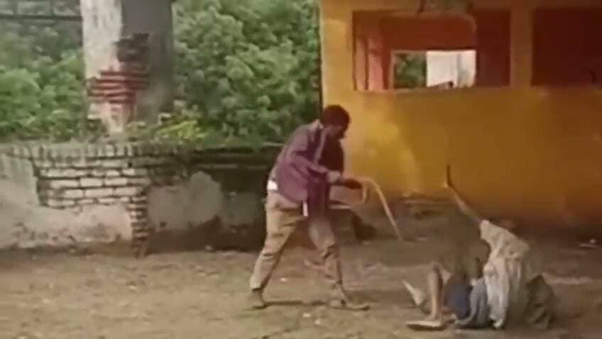 नशे में धुत युवकों के बीच सड़क पर मारपीट, वीडियो वायरल
भरसा केवटरा गांव में लात-घूंसों से भिड़े दो युवक, लोगों ने कराया बीच-बचाव
मारपीट का वीडियो सोशल मीडिया पर चर्चा में, पुलिस से कार्रवाई की मांग
✒️ रिपोर्ट: सहयोगी अजय श्रीवास्तव के साथ नागेंद्र पांडये
फतेहपुर। जनपद के भरसा केवटरा गांव में दो युवकों के बीच हुई मारपीट का एक वीडियो सोशल मीडिया पर तेजी से वायरल हो रहा है। वायरल वीडियो में दोनों युवक एक-दूसरे पर लात-घूंसों की बरसात करते दिखाई दे रहे हैं। स्थानीय लोगों के अनुसार, दोनों युवक कथित रूप से नशे की हालत में थे और किसी बात को लेकर पहले कहासुनी हुई, जो देखते ही देखते हिंसक झगड़े में बदल गई।
प्रत्यक्षदर्शियों के मुताबिक, विवाद बढ़ने पर दोनों युवक सड़क पर ही आपस में भिड़ गए। काफी देर तक मारपीट होती रही, जिसके बाद मौके पर मौजूद ग्रामीणों ने बीच-बचाव कर दोनों को अलग किया और मामला शांत कराया।
घटना का वीडियो सोशल मीडिया पर वायरल होने के बाद क्षेत्र में इसकी चर्चा शुरू हो गई है। हालांकि, अभी तक मारपीट के पीछे की वास्तविक वजह स्पष्ट नहीं हो सकी है। मामले में पुलिस द्वारा जांच किए जाने की बात सामने आ रही है।
यदि वीडियो की पुष्टि संबंधित थाना पुलिस द्वारा होती है, तो सार्वजनिक स्थान पर शांति भंग करने, मारपीट और अन्य लागू कानूनी प्रावधानों के तहत कार्रवाई की जा सकती है। फिलहाल पुलिस की ओर से विस्तृत आधिकारिक बयान की प्रतीक्षा है।
🟥 ND NEWS | दैनिक निष्पक्ष धारा की अपील
नशे की हालत में विवाद और हिंसा केवल व्यक्तिगत नहीं बल्कि सामाजिक सुरक्षा के लिए भी गंभीर खतरा है। एनडी न्यूज़ आमजन से अपील करता है कि किसी भी विवाद का समाधान कानून और संवाद के माध्यम से करें। सार्वजनिक स्थानों पर मारपीट या उपद्रव करने वालों के विरुद्ध निष्पक्ष एवं समयबद्ध कार्रवाई सुनिश्चित की जानी चाहिए।
जनहित सुझाव
नशे की हालत में वाहन चलाने या सार्वजनिक स्थान पर विवाद करने से बचें।
किसी भी मारपीट या कानून-व्यवस्था से जुड़ी घटना की सूचना तत्काल डायल-112 या स्थानीय पुलिस को दें।
वायरल वीडियो साझा करने से पहले उसकी सत्यता की पुष्टि करें।
विवाद की स्थिति में स्वयं कानून हाथ में लेने के बजाय पुलिस को सूचना दें।
युवाओं को नशे से दूर रहने और सामाजिक जिम्मेदारी निभाने के लिए प्रेरित करें।
👇👇
#NDNEWS #दैनिकनिष्पक्षधारा #Fatehpur #BharsaKewatra #ViralVideo #Fight #UPPolice #FatehpurPolice #BreakingNews #LawAndOrder #CrimeNews #SocialMedia
👇👇
@dgpup
@RSSorg
@UPGovt
@wpl1090
@RSSgeet
@Uppolice
@MIB_India
@PMOIndia
@HMOIndia
@abmanglik
@VHPDigital
@igrangealld
@myogioffice
@InfoDeptUP
@dmfatehpur
@sdmsadarftp
@CMOfficeUP
@CMOUP_RC
@UPPRD1948
@ChiefSecyUP
@ChiefSecyUP
@MahantYogiG
@FatehpurSdm
@fatehpurpolice
@BajrangDalOrg
@rashtrapatibhvn
@UPMahilaKalyan
@112UttarPradesh
@myogiadityanath
@CommissionerPrg
@ADGZonPrayagraj
👇👇👇
🟥 ND NEWS | दैनिक निष्पक्ष धारा
मुख्य संपादक / संस्थापक: राजन सिंह हाड़ा
सह-संपादक: शालिनी सिंह भदौरिया
✒️ रिपोर्ट: सहयोगी शिवा गुप्ता के साथ जिला ब्यूरो अजय श्रीवास्तव
📍 कार्यालय-3: U158, हीरा स्वीट्स के पास, विकास मार्ग, लक्ष्मी नगर, पूर्वी दिल्ली – 110092 (NCR)
📍 कार्यालय-2: विधानसभा रोड, बर्लिंगटन चौराहा, लखनऊ – 226001 (UP)
📍 कार्यालय-1: 1/1 अटल बिहारी चौराहा, नियर बर्मा चौराहा, फतेहपुर – 212601 (UP)
📅 दिनांक: 1 सितंबर 2026
📆 दिन: मंगलवार
📧 Email: ndnewschannel@gmail.com
📞 मोबाइल: 096961 19696