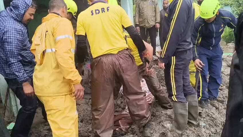 💔 अल्मोड़ा में दर्दनाक हादसा: मकान ढहने से तीन की मौत
अल्मोड़ा। ग्राम वडयूडा, थाना सोमेश्वर क्षेत्र में मंगलवार सुबह एक मकान ढहने से बड़ा हादसा हो गया। मलबे में दबने से तीन लोगों की दर्दनाक मौत हो गई।
सूचना मिलते ही SDRF की टीम उपनिरीक्षक पंकज डंगवाल के नेतृत्व में मौके पर पहुंची। घटनास्थल से करीब 3 किलोमीटर पहले सड़क मलबे के कारण बंद होने के चलते SDRF जवान जरूरी रेस्क्यू उपकरण लेकर पैदल घटनास्थल तक पहुंचे।
स्थानीय लोगों, फायर सर्विस और जिला पुलिस के साथ मिलकर SDRF ने मलबे में सघन सर्च अभियान चलाया। रेस्क्यू के दौरान टीम ने मलबे से तीन शव बरामद किए।
मृतकों की पहचान:
🔹 प्रेमा देवी (42 वर्ष) पत्नी राजेन्द्र राम
🔹 कल्पना आर्या (19 वर्ष) पुत्री राजेन्द्र राम
🔹 मनीष कुमार (18 वर्ष) पुत्र राजेन्द्र राम
वहीं, गुलाब राम मकान के बाहर स्थित कमरे में सो रहे थे और मकान ढहने के दौरान सुरक्षित बाहर निकलने में सफल रहे।
SDRF ने बरामद शवों को आवश्यक कार्रवाई के लिए जिला पुलिस के सुपुर्द कर दिया।
हादसे में तीन जिंदगियां खत्म होने से क्षेत्र में शोक की लहर है। 🙏
#Almora #Uttarakhand #SDRF #Someshwar #Accident #UttarakhandNews #BreakingNews