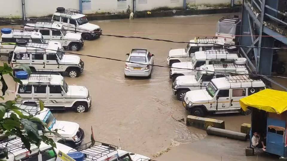 🌧️ भारी बारिश से सोनप्रयाग पार्किंग के हालात खस्ता, तालाब में तब्दील हुई पार्किंग 🚗🌊
रुद्रप्रयाग। केदारनाथ यात्रा के प्रमुख पड़ाव सोनप्रयाग में भारी बारिश ने व्यवस्थाओं की पोल खोल दी है। लगातार हो रही बारिश के चलते पार्किंग परिसर में जगह-जगह पानी भर गया है और पूरी पार्किंग तालाब में तब्दील नजर आ रही है।
जलभराव के कारण वाहन चालकों, श्रद्धालुओं और स्थानीय लोगों को आवाजाही में परेशानियों का सामना करना पड़ रहा है। स्थानीय लोगों का कहना है कि जल निकासी की पर्याप्त व्यवस्था नहीं होने के कारण बारिश होते ही पार्किंग में पानी जमा हो जाता है।
केदारनाथ यात्रा के लिहाज से सोनप्रयाग बेहद महत्वपूर्ण पड़ाव है। ऐसे में पार्किंग में जलभराव की स्थिति यात्रियों के लिए परेशानी का सबब बनी हुई है।
📍 सोनप्रयाग | रुद्रप्रयाग
#Sonalayag #Sonprayag #Rudraprayag #KedarnathYatra #KedarnathDham #Uttarakhand #HeavyRain #RainAlert #WaterLogging #CharDhamYatra #उत्तराखंड #रुद्रप्रयाग #केदारनाथ #सोनप्रयाग