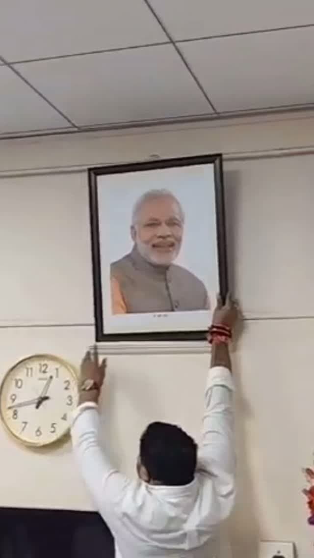 राज ठाकरे के बेटे अमित ठाकरे ने प्रधानमंत्री नरेंद्र मोदी का फोटो हटवाया पुणे में,
कॉलेज कार्यालय में पीएम मोदी की तस्वीर देखकर अमित ठाकरे ने फोटो हटवाया
मनसे नेता अमित ठाकरे ने आज पुणे के पॉलिटेक्निक इंजीनियरिंग कॉलेज के मेस और हॉस्टल का निरीक्षण किया। इस दौरान कार्यालय में छत्रपति शिवाजी महाराज और डॉ. बाबासाहेब आंबेडकर की तस्वीरों के साथ प्रधानमंत्री नरेंद्र मोदी की तस्वीर लगी देख उन्होंने नाराजगी जताई और तस्वीर हटाने को कहा।
इस पर अमित ठाकरे ने प्राचार्य से सवाल किया कि शिवाजी महाराज और डॉ. बाबासाहेब आंबेडकर की तस्वीरों के बगल में नरेंद्र मोदी की तस्वीर क्यों लगाई गई है?
इसके बाद मनसे कार्यकर्ताओं ने PM नरेंद्र मोदी की तस्वीर वहां से उतार दी।