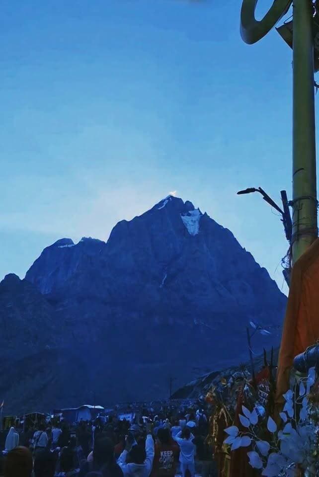 घर बैठे कीजिए महादेव के दिव्य दर्शन | मणिमहेश कैलाश के आज के अद्भुत दर्शन, भोलेनाथ के जयकारों में मगन हुए भक्त
#मणिमहेश #महादेव #हरहरमहादेव #भोलेनाथ #मणिमहेशयात्रा2026 #दिव्यदर्शन #जयभोलेनाथ #Manimahesh #Mahadev #EkNazarHimachalNews