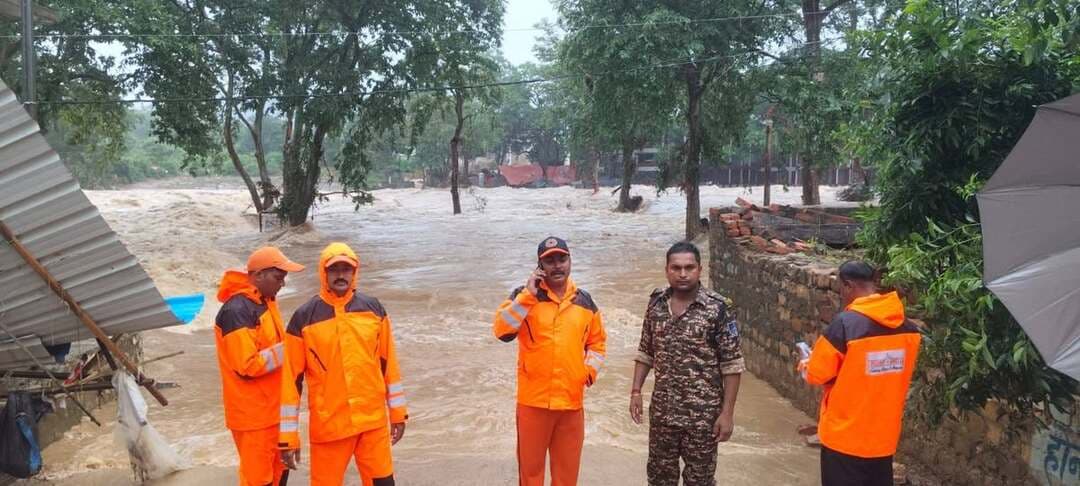 चित्रकूट में बाढ़ के बीच NDERF और चित्रकूट थाना पुलिस की संयुक्त टीम घाटों पर सुरक्षा व्यवस्था में तैनात है। टीम लगातार निगरानी कर रही है। प्रशासन की अपील है कि श्रद्धालु और स्थानीय लोग नदी, घाटों व तेज बहाव वाले क्षेत्रों से दूरी बनाए रखें। पानी देखने या वीडियो बनाने के लिए जोखिम न उठाएं और सुरक्षित स्थानों पर रहें।