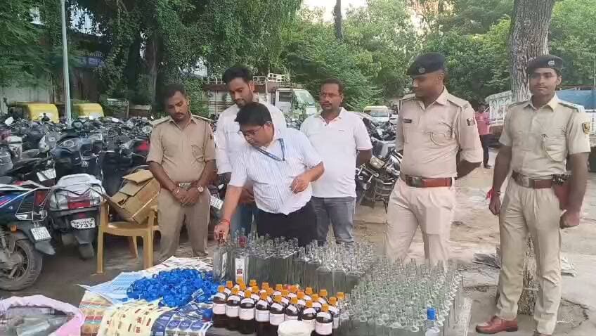 पटना के खुसरूपुर थाना अंतर्गत खिरोधरपुर दियारा में नकली शराब फैक्ट्री का भंडाफोड़, तस्कर फरार,
पटना के खुशरूपुर थाना क्षेत्र के खिरोधरपुर दियारा इलाके में मध् निषेध एवं उत्पाद विभाग की टीम ने बड़ी कार्रवाई करते हुए नकली शराब बनाने वाली फैक्ट्री का भंडाफोड़ किया है। निरीक्षक लालू कुमार के नेतृत्व में टीम ने गुप्त सूचना के आधार पर छापेमारी की। कार्रवाई के दौरान टीम को मौके पर नकली शराब तैयार किए जाने से जुड़े सामान और अन्य सामग्री मिली है। हालांकि, छापेमारी की भनक लगते ही शराब तस्कर पुलिस और उत्पाद विभाग की टीम को चकमा देकर मौके से फरार हो गए।
अधिकारियों के मुताबिक, शराब के अवैध कारोबार से जुड़े लोगों की पहचान करने की प्रक्रिया शुरू कर दी गई है। सहायक आयुक्त प्रेम प्रकाश ने बताया कि फरार शराब तस्करों को चिन्हित किया जा रहा है। इसके साथ ही नकली शराब के निर्माण और सप्लाई से जुड़े इनपुट और आउटपुट की जानकारी जुटाई जा रही है, ताकि पूरे नेटवर्क का पता लगाया जा सके।
विभाग की टीम यह भी पता लगाने में जुटी है कि नकली शराब कहां तैयार की जाती थी और इसे किन-किन इलाकों में सप्लाई किया जाता था। अधिकारियों का कहना है कि जांच के बाद इस अवैध कारोबार में शामिल लोगों के खिलाफ कानूनी कार्रवाई की जाएगी। फिलहाल उत्पाद विभाग की कार्रवाई और जांच जारी है।
#Mokama #खुसरूपुर