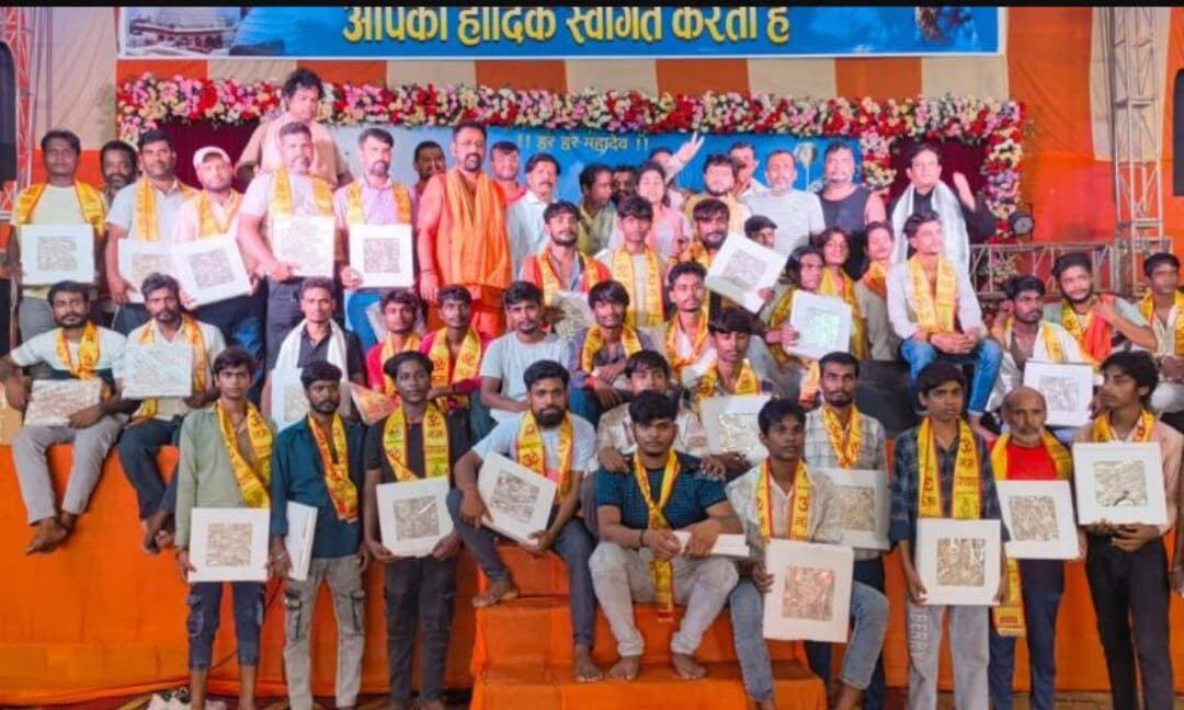 सावन में पूरे महीने श्रद्धालुओं की सेवा की नीलकंठ महादेव सेवा समिति औरंगाबाद, लाखों कांवरियों ने दिया आशीर्वाद
The silence media news
औरंगाबाद - सावन का पवित्र महीना भगवान शिव की भक्ति और आस्था से सराबोर रहता है। बाबा धाम की ओर बढ़ते लाखों कांवरियों के लिए रास्ते में मिलने वाली सेवा और अपनापन किसी आशीर्वाद से कम नहीं होता। इसी भावना को साकार कर रही है नीलकंठ महादेव सेवा समिति, जो पिछले छह वर्षों से बाबा के भक्तों की निस्वार्थ सेवा में लगातार जुटी हुई है।बाबा धाम जाने वाले मार्ग पर कुमारसार नदी से करीब तीन किलोमीटर दूर जोरि पार के समीप स्थित नीलकंठ महादेव सेवा समिति का सेवा शिविर कांवरियों के लिए विश्राम, राहत और आत्मीयता का केंद्र बना हुआ है। करीब 77 डिसमिल भूमि में बाबा के भक्तों द्वारा तैयार किए गए इस सेवा परिसर में सावन भर बड़ी संख्या में कांवरिया पहुंचते हैं और कुछ समय विश्राम कर अपनी आगे की यात्रा जारी रखते हैं। औरंगाबाद जिले के निवासी समिति के संस्थापक लखन प्रसाद गुप्ता एवं नीरज कुमार उर्फ लाखू गुप्ता बताते हैं कि नीरज कुमार उर्फ लाखू गुप्ता लगातार करीब 27 वर्षों तक पैदल कांवर लेकर बाबा धाम जाते रहे हैं। यात्रा के दौरान जब उन्होंने कांवरियों की कठिनाइयों और रास्ते में मिलने वाली सेवा का महत्व महसूस किया, तो उनके मन में बाबा के भक्तों की सेवा करने की प्रबल इच्छा जागी। इसी भावना से लखन प्रसाद गुप्ता के साथ मिलकर सेवा कार्य की शुरुआत की गई।धीरे-धीरे बाबा के प्रति आस्था रखने वाले लोग इस सेवा अभियान से जुड़ते गए और कारवां बढ़ता गया। आज यह सेवा एक बड़े स्वरूप में पहुंच चुकी है। सावन के पूरे महीने समिति के शिविर में करीब 100 सेवाकर्मी दिन-रात कांवरियों की सेवा में तत्पर रहते हैं।यहां पहुंचने वाले कांवरियों को केवल सुविधाएं ही नहीं मिलतीं, बल्कि सेवा करने वाले लोगों के व्यवहार में उन्हें अपनापन और भाईचारा भी महसूस होता है। थकान से चूर कांवरियों के चेहरे पर जब सेवा पाकर मुस्कान लौटती है, तो सेवा में जुटे बाबा के भक्तों को भी आत्मिक संतोष मिलता है।नीलकंठ महादेव सेवा समिति का यह प्रयास बताता है कि भक्ति केवल मंदिर में पूजा करने तक सीमित नहीं, बल्कि जरूरतमंद की सेवा में भी भगवान शिव का दर्शन होता है। कांवरियों की सेवा के इस पुनीत कार्य ने सावन की आस्था को मानवता और सेवा की भावना से जोड़ दिया है। समिति से जुड़े भक्तों का कहना है कि जब तक बाबा की कृपा और भक्तों का सहयोग मिलता रहेगा, कांवरियों की सेवा का यह सिलसिला इसी श्रद्धा और समर्पण के साथ जारी रहेगा।
<nis:link nis:type=tag nis:id=thesilencemedianews nis:value=thesilencemedianews nis:enabled=true nis:link/> <nis:link nis:type=tag nis:id=aurangabad nis:value=aurangabad nis:enabled=true nis:link/> <nis:link nis:type=tag nis:id=औरंगाबाद nis:value=औरंगाबाद nis:enabled=true nis:link/> <nis:link nis:type=tag nis:id=देवघर nis:value=देवघर nis:enabled=true nis:link/> <nis:link nis:type=tag nis:id=nilkanthmahadevsevasamiti nis:value=nilkanthmahadevsevasamiti nis:enabled=true nis:link/>