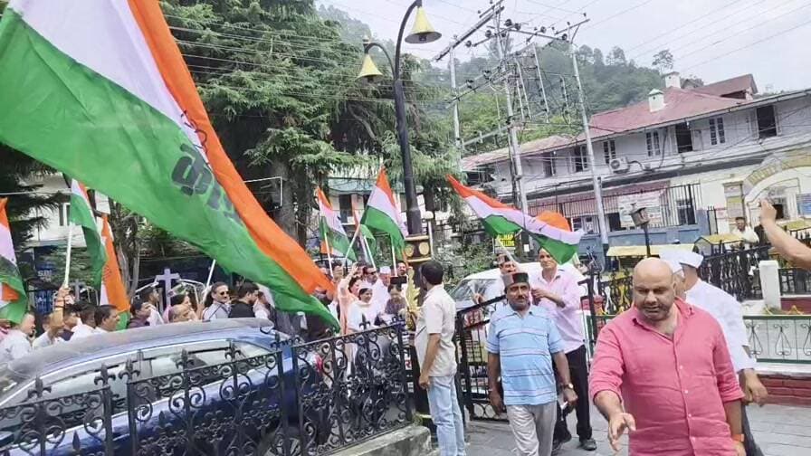 उत्तराखंड में भाजपा द्वारा विपक्ष के नेता राहुल गांधी पर हुई FIR को लेकर चंबा में धरना प्रदर्शन