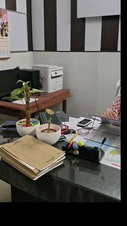 👉डीएम साहब रानीगंज तहसील में भी कोर्ट की पत्रावलियां गायब होती है, हर संपूर्ण समाधान दिवस में पत्रावलियों के गायब होने की शिकायत रहती है , इसके बावजूद भी वादकारियों को इंसाफ नहीं मिल पाता है। यहां तक गायब पत्रावलियों को लेकर एक पेशकार को जेल भी जाना पड़ा लेकिन पत्रावलियां नहीं मिली, लोगों का आरोप है कि गायब पत्रावलियों में आदेश भी हो जाता है।
🚨प्रतापगढ़ में सदर तहसील से एसडीएम के आदेश से जुड़ी एक मुकदमे की पत्रावली गायब होने का मामला सामने आया है। इस मामले में हाईकोर्ट के निर्देश पर वर्तमान और पूर्व पेशकार के खिलाफ नगर कोतवाली में मुकदमा दर्ज किया गया है। नायब तहसीलदार सदर ने यह कार्रवाई की है।
यह मामला नेवादा कला निवासी विपिन कुमार सिंह के जमीन विवाद से संबंधित है। एसडीएम सदर ने 26 फरवरी 2024 को इस मुकदमे में एक आदेश पारित किया था। आदेश के बाद विपिन कुमार सिंह ने जब पत्रावली तलब की, तो वह तहसील में उपलब्ध नहीं मिली।
पत्रावली न मिलने पर फरियादी विपिन कुमार सिंह ने कई बार अधिकारियों से शिकायत की, लेकिन कोई सुनवाई नहीं हुई। इसके बाद उन्होंने इलाहाबाद हाईकोर्ट का दरवाजा खटखटाया। हाईकोर्ट के आदेश पर तहसीलदार और नायब तहसीलदार गड़वारा ने मामले की संयुक्त जांच की।जांच के दौरान वर्तमान पेशकार रामकुमार रावत ने बताया कि उन्हें संबंधित पत्रावली तत्कालीन पेशकार सुरेंद्र कुमार पांडेय से प्राप्त नहीं हुई थी। सुरेंद्र कुमार पांडेय वर्तमान में रानीगंज तहसील में तैनात हैं।
जांच में यह भी पाया गया कि दोनों पेशकारों ने पत्रावली के संबंध में पर्याप्त रुचि नहीं दिखाई। मामले की गंभीरता को देखते हुए, एसडीएम के आदेश पर नायब तहसीलदार सदर चंदनलाल राना ने वर्तमान पेशकार रामकुमार रावत और तत्कालीन पेशकार सुरेंद्र कुमार पांडेय के खिलाफ नगर कोतवाली में मुकदमा दर्ज कराया है। पुलिस ने मामले की जांच शुरू कर दी है।