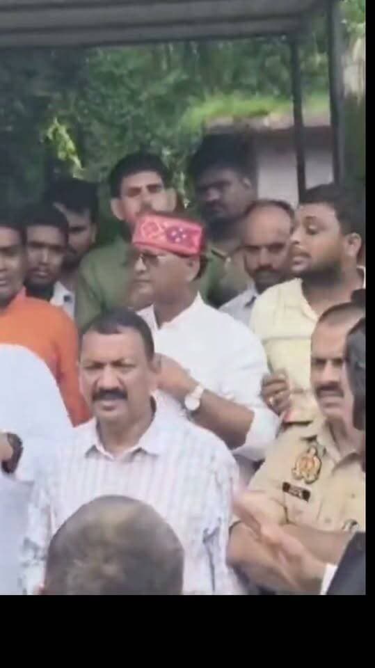 प्रतापगढ़ के लीलापुर थाना क्षेत्र के हरिहरपुर सिंधौर गांव से जुड़े मामले में पुलिस ने समाजवादी पार्टी लोहिया वाहिनी के राष्ट्रीय प्रवक्ता संदीप विश्वकर्मा पर 25 हजार रुपए का इनाम घोषित किया है। संदीप पर हत्या के प्रयास, मारपीट, पुलिस से नोकझोंक और एससी-एसटी एक्ट समेत अन्य धाराओं में मुकदमा दर्ज है। मुकदमा दर्ज होने के बाद से वह फरार चल रहा है।
पोस्टमार्टम हाउस में मारपीट का आरोप
मामला आपूर्ति विभाग के कंप्यूटर ऑपरेटर सौरभविश्वकर्मा उर्फ मोनू की हत्या के बाद का है। सौरभ की 13 अगस्त की रात आपसी विवाद और रंजिश के चलते पीट-पीटकर हत्या कर दी गई थी।
वह बाइक से लालगंज से अपने घर लौट रहा था।हत्याकांड के बाद पोस्टमार्टम के दौरान अविनाश सरोज ने नगर कोतवाली में शिकायत दर्ज कराई थी। आरोप है कि पोस्टमार्टम हाउस में संदीप विश्वकर्मा ने उसके साथ मारपीट और गाली-गलौज की तथा जान से मारने की धमकी दी। शिकायत के आधार पर पुलिस ने संदीप के खिलाफ हत्या के प्रयास, एससी-एसटी एक्ट समेत अन्य संबंधित धाराओं में मुकदमा दर्ज किया था।
