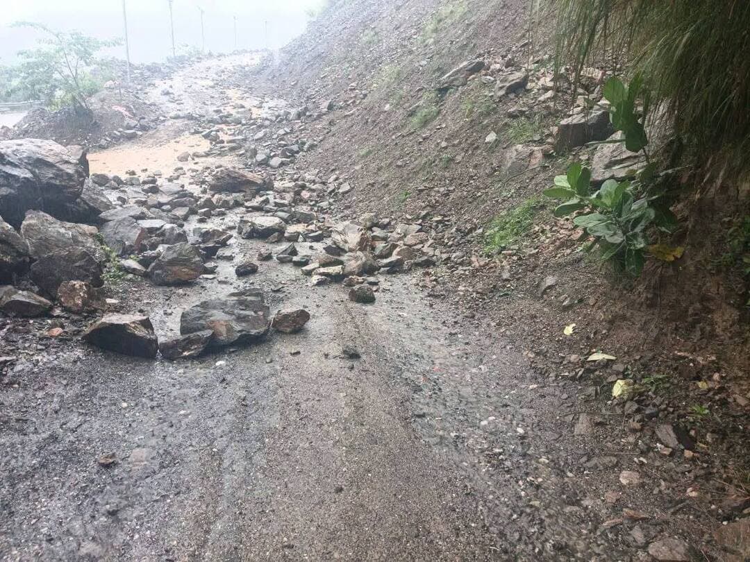 #RoadUpdate
⚠️ घाट–पिथौरागढ़ रोड पर दिल्ली बैण्ड के पास लगातार पत्थर गिरने के कारण मार्ग अवरुद्ध है।
❌ कृपया अनावश्यक यात्रा से बचें एवं सुरक्षित स्थान पर रहें।
📞 आपातकालीन सहायता हेतु 112 पर संपर्क करें।
🛣 सड़क की नवीनतम स्थिति जानने के लिए आपदा कंट्रोल रूम:
☎️ 05964-226326
📱 8449305857
