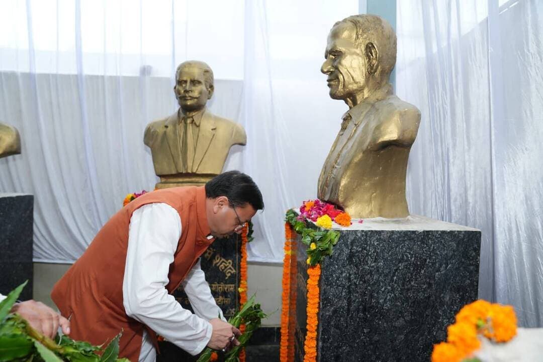 🚨खटीमा गोलीकांड के शहीदों को सीएम धामी ने दी श्रद्धांजलि, बोले—बलिदान से मिला उत्तराखंड
मुख्यमंत्री पुष्कर सिंह धामी ने मंगलवार को खटीमा में उत्तराखंड राज्य आंदोलन के दौरान शहीद हुए आंदोलनकारियों की स्मृति में आयोजित श्रद्धांजलि कार्यक्रम में हिस्सा लिया। मुख्यमंत्री ने शहीद आंदोलनकारियों की प्रतिमाओं पर पुष्पचक्र अर्पित कर उन्हें श्रद्धांजलि दी और शहीदों के परिजनों को अंगवस्त्र भेंट कर सम्मानित किया।
मुख्यमंत्री ने कहा कि उत्तराखंड राज्य आंदोलनकारियों के संघर्ष, त्याग और बलिदान का परिणाम है। खटीमा गोलीकांड ने पृथक राज्य आंदोलन को नई दिशा दी और लोगों को अपने अधिकारों की लड़ाई के लिए प्रेरित किया। उन्होंने कहा कि राज्य आंदोलनकारियों के सपनों के अनुरूप उत्तराखंड का निर्माण करना ही उनके प्रति सच्ची श्रद्धांजलि होगी।
सीएम धामी ने खटीमा को राज्य आंदोलन की महत्वपूर्ण भूमि बताते हुए कहा कि खटीमा, मसूरी और रामपुर तिराहा जैसी घटनाओं में आंदोलनकारियों ने अपने बलिदान से उत्तराखंड के इतिहास को आकार दिया।
उन्होंने कहा कि राज्य सरकार आंदोलनकारियों और उनके आश्रितों के हित में लगातार फैसले ले रही है। राज्य आंदोलनकारियों एवं उनके आश्रितों को सरकारी नौकरियों में 10 प्रतिशत क्षैतिज आरक्षण दिया जा रहा है। शहीद आंदोलनकारियों के आश्रितों की मासिक पेंशन बढ़ाकर 5,500 रुपये की गई है, जबकि घायल एवं जेल गए आंदोलनकारियों को 7,000 रुपये और सक्रिय आंदोलनकारियों को 5,500 रुपये प्रतिमाह पेंशन दी जा रही है।
मुख्यमंत्री ने कहा कि राज्य आंदोलन में मातृशक्ति की भूमिका को देखते हुए प्रदेश की महिलाओं के लिए सरकारी नौकरियों में 30 प्रतिशत क्षैतिज आरक्षण लागू किया गया है।
उन्होंने सरकार की उपलब्धियां गिनाते हुए कहा कि उत्तराखंड में समान नागरिक संहिता लागू की गई है और युवाओं के हित में सख्त नकल विरोधी कानून बनाया गया है। पिछले पांच वर्षों में पारदर्शी भर्ती प्रक्रिया के जरिए 34 हजार से अधिक युवाओं को सरकारी नौकरियां दी गई हैं।
मुख्यमंत्री ने कहा कि प्रदेश की सांस्कृतिक पहचान और मूल स्वरूप की रक्षा के लिए भी सरकार प्रतिबद्ध है। इस अवसर पर सांसद अजय भट्ट, विधायक भुवन कापड़ी, विधायक गोपाल सिंह राणा समेत कई जनप्रतिनिधि, राज्य आंदोलनकारी और स्थानीय लोग मौजूद रहे।