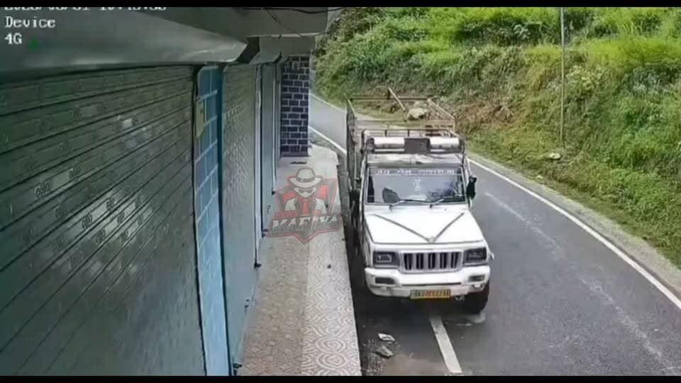 🚨 लंबगांव बस-स्कूटी टक्कर का CCTV वीडियो आया सामने, हादसे में 3 युवक घायल