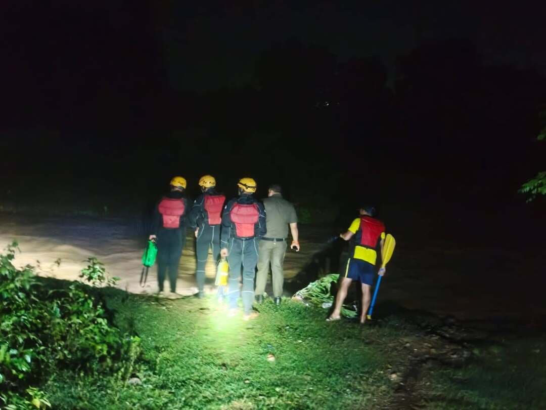🚨प्रेमनगर बरसाती नाले में बही क्रेटा कार, एक युवती घायल युवक समेत 2 की मौ*त
प्रेमनगर थाना क्षेत्र के लोअर कंडोली, पौंधा रोड स्थित कंडोली पुल के पास देर रात तेज बरसाती बहाव में एक क्रेटा कार बह गई। हादसे की सूचना मिलते ही SDRF डाकपत्थर की टीम मौके पर पहुंची और सर्च एवं रेस्क्यू अभियान शुरू किया।
जानकारी के अनुसार, कार में एक युवक और दो युवतियां सवार थीं। रातभर चले सर्च अभियान के दौरान SDRF जवानों ने घटनास्थल से करीब दो किलोमीटर दूर सहज पुत्री गुलशन बवेजा को घायल अवस्था में बरामद कर सुरक्षित बाहर निकाला और पुलिस के सुपुर्द किया।
वहीं तलाशी अभियान के दौरान कार सवार अक्षय पुत्र मुकेश, उम्र 20 वर्ष, निवासी जयपुर, राजस्थान तथा एक अन्य युवती के शव बरामद किए गए। दोनों शवों को आवश्यक कार्रवाई के लिए पुलिस के सुपुर्द कर दिया गया।
तेज बारिश, बहाव और प्रतिकूल परिस्थितियों के बावजूद SDRF टीम ने पूरी रात लगातार सर्च एवं रेस्क्यू अभियान चलाया।