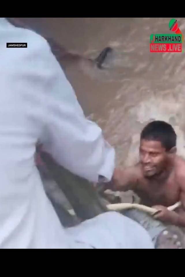 जमशेदपुर में भारी बारिश , पानी में बहे युवक को लोगों ने बचाया !