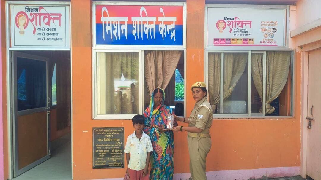 मनियर पुलिस ने CEIR पोर्टल से बरामद किया ₹15,999 का गुम मोबाइल, स्वामिनी को सौंपा
बलिया। मनियर पुलिस ने गुम हुए मोबाइल फोन की बरामदगी के अभियान के तहत CEIR पोर्टल की मदद से ₹15,999 कीमत का मोबाइल फोन बरामद कर उसकी स्वामिनी को सुपुर्द कर दिया। मोबाइल वापस मिलने पर स्वामिनी ने मनियर पुलिस टीम की सराहना करते हुए धन्यवाद दिया।
पुलिस के अनुसार, मनियर बस स्टैंड से मोबाइल फोन गुम हो गया था। मामले में आवेदिका के पति द्वारा मोबाइल की गुमशुदगी CEIR पोर्टल पर दर्ज कराई गई थी। पुलिस अधीक्षक बलिया ओमवीर सिंह के निर्देशन में गुम मोबाइल की बरामदगी के लिए चलाए जा रहे अभियान के क्रम में मनियर पुलिस टीम ने CEIR पोर्टल के माध्यम से कार्रवाई करते हुए मोबाइल को थाना क्षेत्र से बरामद कर लिया।
बरामद मोबाइल को 1 सितंबर 2026 को आवश्यक नियमानुसार उसकी स्वामिनी को सौंप दिया गया। मोबाइल वापस मिलने पर स्वामिनी ने पुलिस टीम के प्रति आभार जताते हुए उनकी कार्यशैली की सराहना की।
इस कार्रवाई में उपनिरीक्षक धनंजय सिंह, कांस्टेबल मनोज प्रजापति (CCTNS) और महिला हेड कांस्टेबल संगीता तिवारी शामिल रहे।
<nis:link nis:type=tag nis:id=balliapolice nis:value=BalliaPolice nis:enabled=true nis:link/> <nis:link nis:type=tag nis:id=manierpolice nis:value=ManierPolice nis:enabled=true nis:link/> <nis:link nis:type=tag nis:id=ceirportal nis:value=CEIRPortal nis:enabled=true nis:link/> <nis:link nis:type=tag nis:id=mobilerecovery nis:value=MobileRecovery nis:enabled=true nis:link/> <nis:link nis:type=tag nis:id=uppolice nis:value=UPPolice nis:enabled=true nis:link/>
