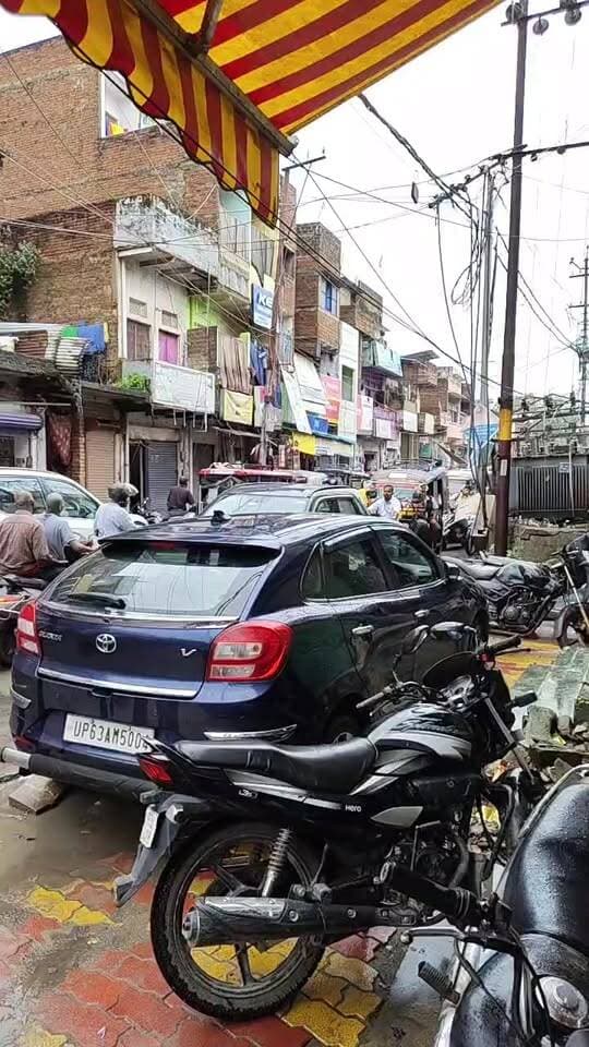 सड़क पर तेजी हो रहे अतिक्रमण की वजह से लाल डिग्गी रोड़ पर लगा जबरदस्त जाम सड़क पर रेगते हुए चल रहे हैं वाहन,,,,