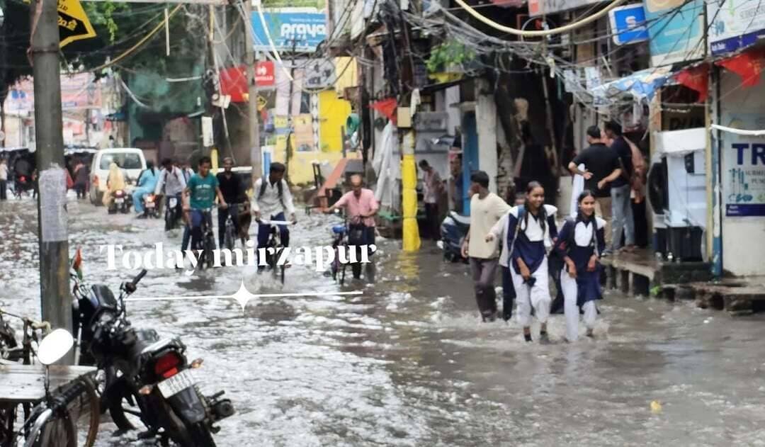 🌧️ बारिश ने खोली जलनिकासी व्यवस्था की पोल, आर्य कन्या रोड पर गंदे पानी में चलने को मजबूर जनता
मिर्जापुर। मंगलवार को हुई बारिश के बाद वासलीगंज स्थित आर्य कन्या रोड पर जलभराव ने लोगों की मुश्किलें बढ़ा दी हैं। सड़क पर जमा गंदे पानी के बीच से होकर स्कूली बच्चों, महिलाओं, बुजुर्गों और राहगीरों को आने-जाने के लिए मजबूर होना पड़ रहा है।
स्थानीय लोगों का आरोप है कि बारिश होते ही क्षेत्र में जलभराव की समस्या गंभीर हो जाती है। इसके बावजूद जलनिकासी की समस्या का स्थायी समाधान नहीं हो सका है।
💧 गंदे पानी के बीच बच्चों का गुजरना बना चिंता का विषय
जलभराव के कारण लोगों को फिसलने, कपड़े खराब होने और गंदे पानी से संक्रमण का खतरा बना हुआ है। स्थानीय लोगों ने नगर पालिका प्रशासन से तत्काल पानी की निकासी कराने और जलभराव की समस्या का स्थायी समाधान कराने की मांग की है।
⚠️ जनता का सवाल:
हर बारिश में जब यही समस्या दोहराती है, तो आखिर जलनिकासी व्यवस्था को लेकर जिम्मेदार विभाग और जनप्रतिनिधियों की ओर से स्थायी समाधान कब किया जाएगा?
जनता को आश्वासन नहीं, अब जलभराव से स्थायी राहत चाहिए।
#TodayMirzapur #Mirzapur #वासलीगंज #आर्यकन्यारोड #जलभराव #बारिश #जनसमस्या #नगरपालिका #जनहित