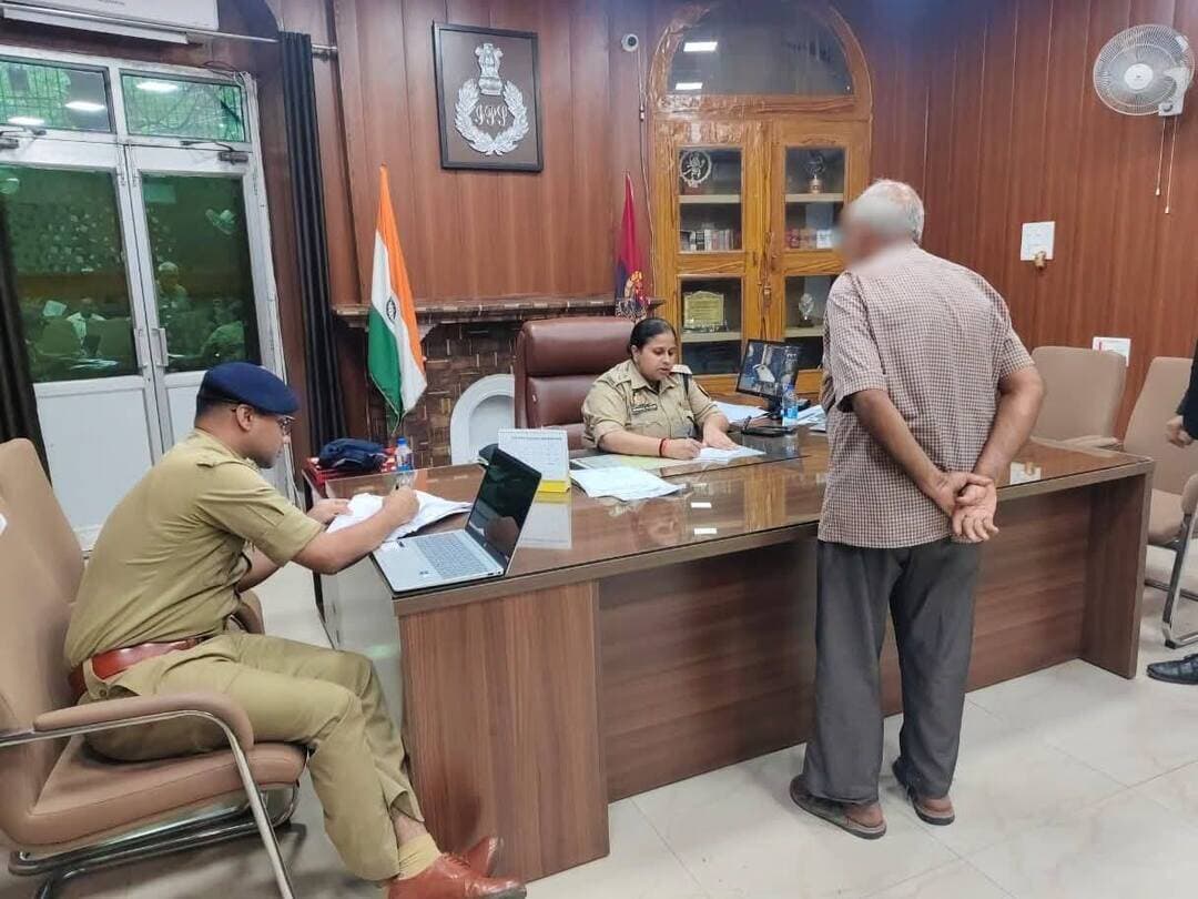 जनता की समस्याओं के समाधान को लेकर गंभीर SP अपर्णा रजत कौशिक, जनता दर्शन में सुनीं फरियादें
मिर्जापुर। पुलिस अधीक्षक अपर्णा रजत कौशिक ने मंगलवार को पुलिस कार्यालय में आयोजित जनता दर्शन के दौरान आमजन की समस्याओं और शिकायतों को गंभीरता से सुना। उन्होंने फरियादियों की समस्याओं के समयबद्ध एवं गुणवत्तापूर्ण निस्तारण के लिए संबंधित अधिकारियों को आवश्यक आदेश-निर्देश दिए।
SP अपर्णा रजत कौशिक जनता की समस्याओं को लेकर लगातार गंभीर नजर आती हैं। उनका प्रयास रहता है कि फरियादियों की शिकायतों का जल्द से जल्द निष्पक्ष और प्रभावी समाधान कराया जाए, ताकि लोगों को अनावश्यक परेशानी न उठानी पड़े।
#TodayMirzapur #SP_Mirzapur #अपर्णा_रजत_कौशिक #जन_सुनवाई #UPPolice #Mirzapur