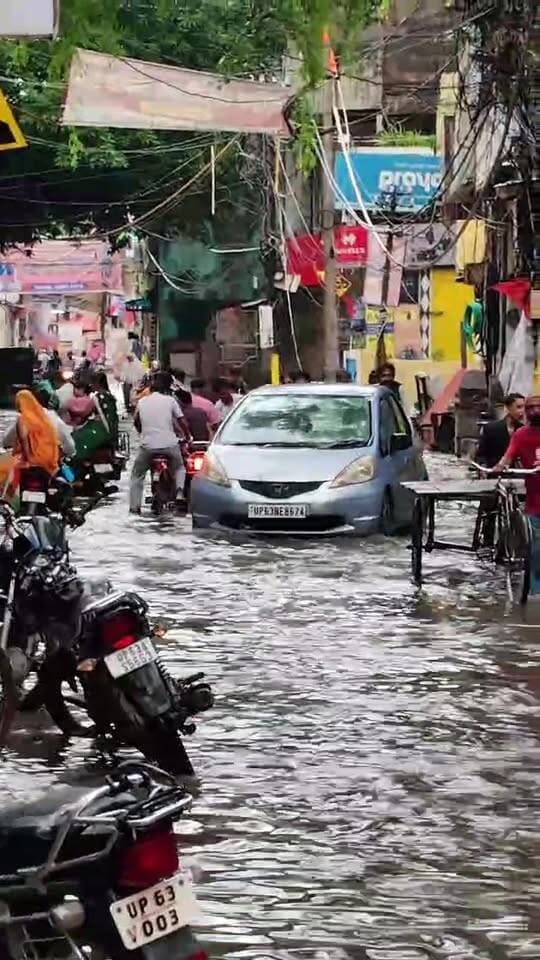 एक घंटा के बारिश में मिर्जापुर वासलीगंज आर्य कन्या रोड़ बना तालाब,,,,,