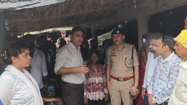 पीड़ित परिवारों से मिले डीएम और एसपी, हरसंभव मदद का भरोसा
मृतकों के परिजनों को आठ-आठ लाख और घायलों को एक-एक लाख रुपये की आर्थिक सहायता
कौशांबी। मनौरी पटाखा फैक्ट्री विस्फोट में हुई जनहानि के बाद जिला प्रशासन ने पीड़ित परिवारों की मदद के लिए राहत कार्य तेज कर दिया है। जिलाधिकारी डॉ. अमित पाल और पुलिस अधीक्षक सत्य नारायण ने पोस्टमार्टम हाउस और ग्राम पंसौर पहुंचकर दिवंगत लोगों के परिजनों से मुलाकात की। दोनों अधिकारियों ने शोक संवेदना व्यक्त करते हुए परिजनों को ढांढस बंधाया।
अधिकारियों ने परिजनों से कहा कि वे उन्हें अपना भाई समझें और किसी भी प्रकार की समस्या होने पर तत्काल अवगत कराएं। प्रशासन इस कठिन समय में प्रत्येक पीड़ित परिवार के साथ पूरी संवेदनशीलता और तत्परता से खड़ा है।
प्रशासन के अनुसार, प्रधानमंत्री, मुख्यमंत्री और दैवी आपदा मद के तहत प्रत्येक मृतक के परिजन को कुल आठ लाख रुपये तथा प्रत्येक घायल को एक लाख रुपये की आर्थिक सहा